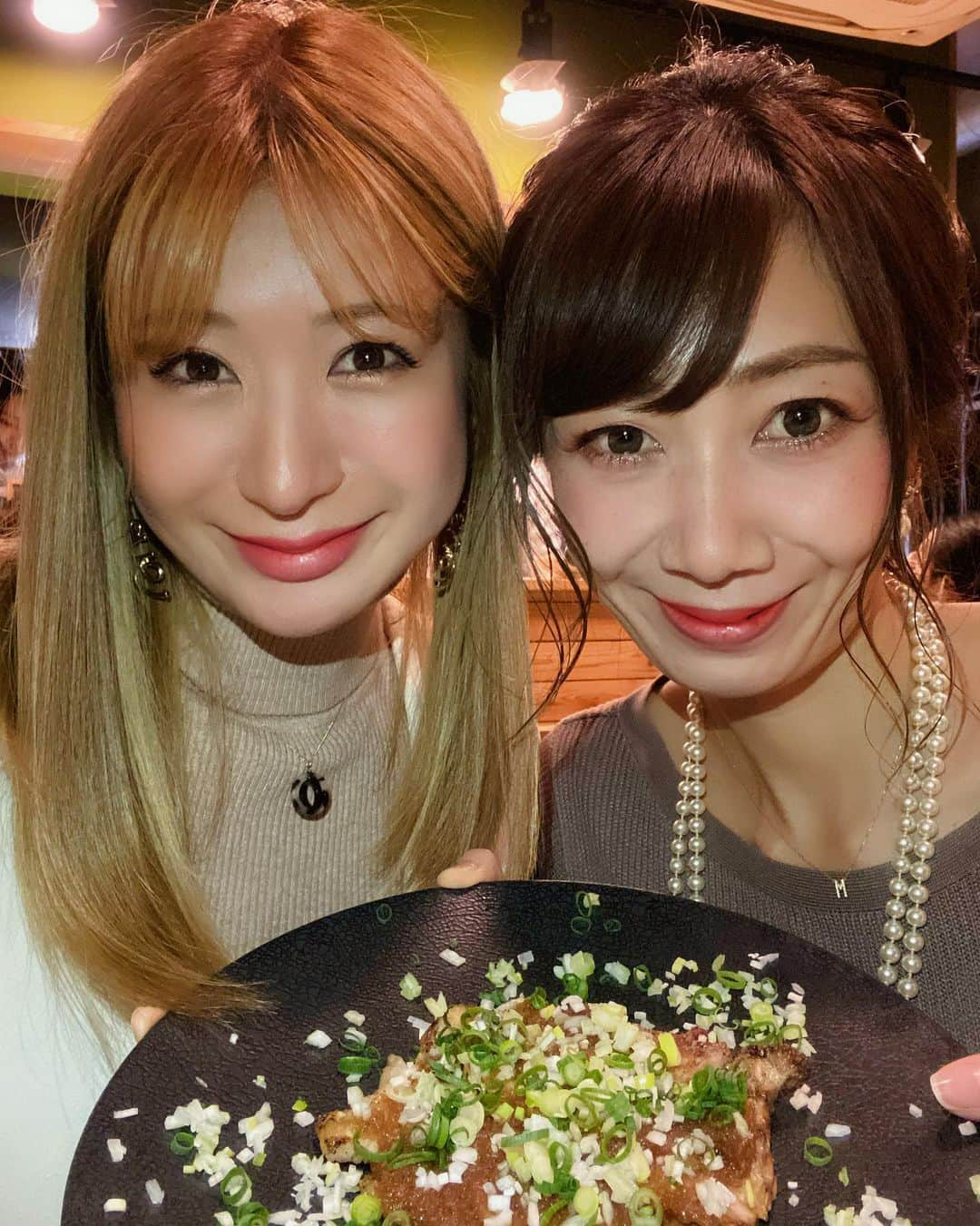 中村江莉香さんのインスタグラム写真 - (中村江莉香Instagram)「#三軒茶屋居酒屋 ☺️🏮 サロンメンバーえりりんとデートな夜🥰💓 @erikku1206 #えりファミ ♥️♥️ #negiryourishinsplace さんにご招待いただき女子会🙉🙈 #葱専門店 なんだ〜💓 昨年openしたばかり...ミシュラン獲得店やホテルでのお料理人を経験されていたシェフのお店👨‍🍳 とにかくネギねぎ葱〜🙏体も心も温まる〜❤️横並びのお席は距離も縮まります💓お料理がどれも美味しくて素晴らしいお店でした💯 ・ 特に美味しかったのがふわとろオムレツにネギをふんだんに使用したお肉🐷💓 #ノンアルスパークリング で🥂乾杯🍻サロン限定ライブ配信もさせていただき盛り上がりました🙈🙉💓 ・ @negiryourishinsplace ← チェック🥰❤️ @erikku1206 ←follow😍😍 ・ #親睦会 #ファミリー会 #三宿居酒屋 #専門店グルメ #ねぎま鍋 #鍋 #1人飲み #1人ご飯 #おすすめ店 #カウンター席 #インスタグラマー #インフルエンサー #pr #コラボベース #オンラインサロン #オンラインサロンえりファミ #サロンメンバー #アラサー女子会#大人女子会 #ねぎで温まる #ぬくぬく #👂#ピアス #ルピス @queen.lupis (v0665) #ネックレス @forget_m_n」2月10日 9時55分 - erica_nakamura