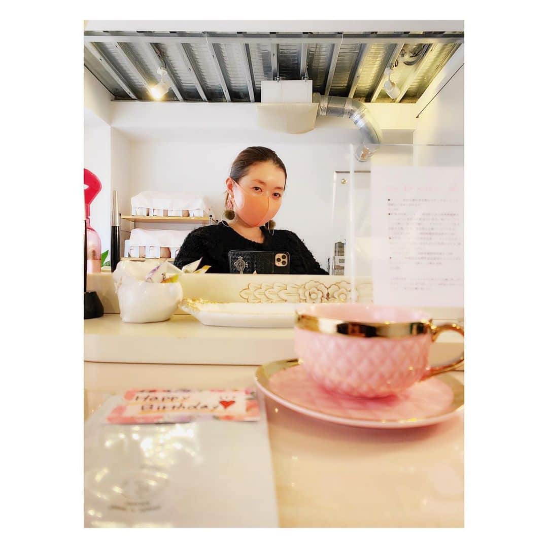 荒牧陽子のインスタグラム：「2020.2.某日　コルギ﻿ ┈︎┈︎┈︎┈︎┈︎┈︎┈︎┈︎┈︎┈︎┈︎┈︎﻿ 数年通っているコルギ。﻿ 久々に石膏しました。﻿ 写真3枚目、4枚目が、変化分かりやすいよ。﻿ ﻿ 顔の歪みはもちろん、﻿ 首、肩、背中を流してもらって﻿ 顔の老廃物を流してもらえるのが﻿ 【エステとコルギ】て感じで好き﻿ 浮腫とコリでムクムクになっちゃう私にはすごく合ってる。﻿ ﻿ 最初はめっちゃ痛いよ！﻿ でも3回目くらいからは気持ちいい。﻿ ┈︎┈︎┈︎┈︎┈︎┈︎┈︎┈︎┈︎┈︎┈︎┈﻿ #荒牧陽子﻿ #コルギ﻿ 最近通えてなくて久々に行ったら激痛で涙。﻿ ちゃんとコンスタントに通えばもっと変化出たと思う。﻿ そして最近、頭の凝りが激しいことを知り、ヘッドマッサージャー買ってみた﻿」
