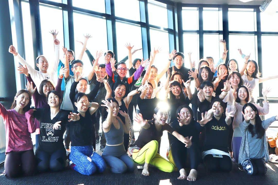 のインスタグラム：「東京タワー🗼﻿ 朝ヨガ🧡🧡🧡﻿ 2020年一回目のイベントは雲一つない快晴！！﻿ マットがびっしり敷き詰められていて満員の東京タワー!﻿ 二月の一番寒い時期に、こんなにも集まって﻿ 頂けて本当に有難いです。﻿ 朝早くから、お集まり頂き有難うございました😍﻿ ﻿ #tokyotower #tokyotoweryoga #yoga#asayoga﻿ #東京タワー #東京タワー朝ヨガ #朝ヨガ﻿」