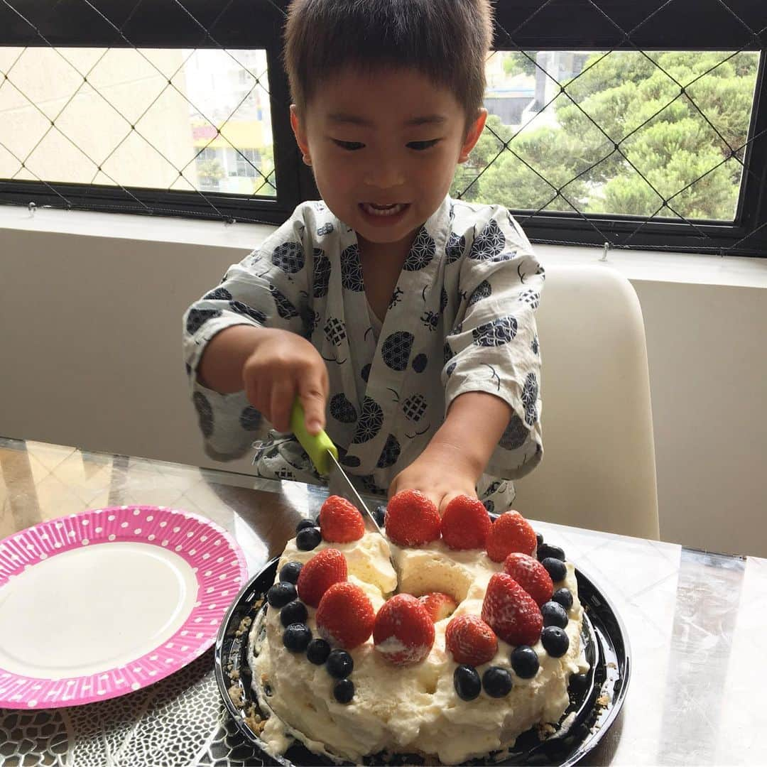 生島早織さんのインスタグラム写真 - (生島早織Instagram)「Happy birthday🎂my twins ❤️❤️ あっという間の4年間😍 次男の熱性痙攣は仕方ないとして、本当に大きな病気なく、元気にスクスク、モリモリ、ブリブリ😆 ジャンボツインズ❤️❤️ 本当に毎日をありがとう㊗️ お誕生日イベント最初は、車のタイヤの空気いれ🚙 双子達初体験😆 2人とも車大好き🚙 楽しみにしていました🤣  空気を入れて乗り心地の良くなった車でゴルフ場⛳️ ゴルフしてランチしてプールに入って〜  自分のものは自分で持つと張り切る長男と常にマイペースな次男❤️ いつも女の子に話しかけられるのは次男😁  自宅に戻ったらケーキ作り🎂 勿論デコレーションは長男🍓  4歳になれば、ナイフで切ってそれぞれのおさらに取り分けてくれるのね💕  夕飯はターキー🦃  初挑戦でした🦃  お腹の中にはガーリックライスを入れて、野菜を敷き詰めて。  このターキー🦃 買って来たらお腹の中に袋に入れた足先と内臓。 後、綺麗なお顔🦃 流石にリアル過ぎて・・・ 目ん玉もくちばしも・・・ 生き物を頂いているんだと改めて感じる。  子供達には魚に見えたらしいけど😅  明日はスクールでのバースデーイベント。 準備も荷物も大変だけど、子供達本当に本当に楽しみにしている🎉  もう1日頑張ろう💪  ホームパーティ開く事思ったら断然楽チン🎉  今日はフルーツと生クリーム🍓  明日はチョコケーキ🍓  ケーキ続くわ〜🤣 2人なので1年に1回で済むんだからラッキーと思う🤞😁 頑張れ私〜💪😆 #双子育児 #双子ママ #双子それぞれ #双子あるある #お誕生日イベント #車大好き #もう4歳 #産まれてきてくれてありがとう #海外生活 #海外育児 #トリリンガル」2月10日 10時25分 - saori.ikushima