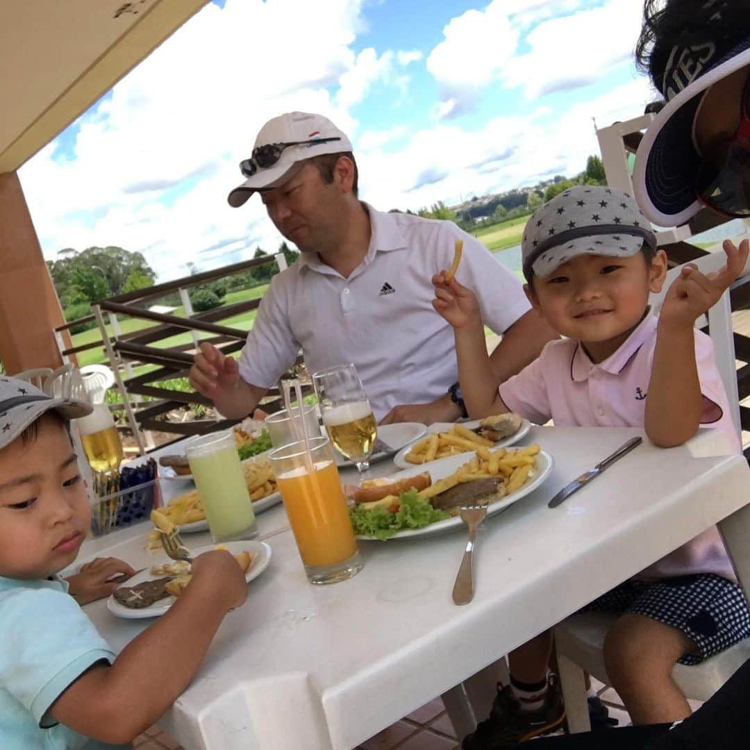 生島早織さんのインスタグラム写真 - (生島早織Instagram)「Happy birthday🎂my twins ❤️❤️ あっという間の4年間😍 次男の熱性痙攣は仕方ないとして、本当に大きな病気なく、元気にスクスク、モリモリ、ブリブリ😆 ジャンボツインズ❤️❤️ 本当に毎日をありがとう㊗️ お誕生日イベント最初は、車のタイヤの空気いれ🚙 双子達初体験😆 2人とも車大好き🚙 楽しみにしていました🤣  空気を入れて乗り心地の良くなった車でゴルフ場⛳️ ゴルフしてランチしてプールに入って〜  自分のものは自分で持つと張り切る長男と常にマイペースな次男❤️ いつも女の子に話しかけられるのは次男😁  自宅に戻ったらケーキ作り🎂 勿論デコレーションは長男🍓  4歳になれば、ナイフで切ってそれぞれのおさらに取り分けてくれるのね💕  夕飯はターキー🦃  初挑戦でした🦃  お腹の中にはガーリックライスを入れて、野菜を敷き詰めて。  このターキー🦃 買って来たらお腹の中に袋に入れた足先と内臓。 後、綺麗なお顔🦃 流石にリアル過ぎて・・・ 目ん玉もくちばしも・・・ 生き物を頂いているんだと改めて感じる。  子供達には魚に見えたらしいけど😅  明日はスクールでのバースデーイベント。 準備も荷物も大変だけど、子供達本当に本当に楽しみにしている🎉  もう1日頑張ろう💪  ホームパーティ開く事思ったら断然楽チン🎉  今日はフルーツと生クリーム🍓  明日はチョコケーキ🍓  ケーキ続くわ〜🤣 2人なので1年に1回で済むんだからラッキーと思う🤞😁 頑張れ私〜💪😆 #双子育児 #双子ママ #双子それぞれ #双子あるある #お誕生日イベント #車大好き #もう4歳 #産まれてきてくれてありがとう #海外生活 #海外育児 #トリリンガル」2月10日 10時25分 - saori.ikushima