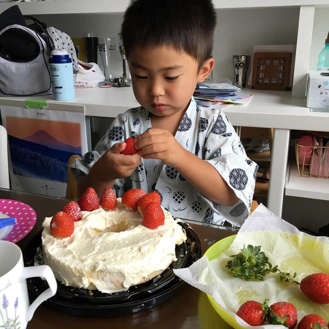 生島早織さんのインスタグラム写真 - (生島早織Instagram)「Happy birthday🎂my twins ❤️❤️ あっという間の4年間😍 次男の熱性痙攣は仕方ないとして、本当に大きな病気なく、元気にスクスク、モリモリ、ブリブリ😆 ジャンボツインズ❤️❤️ 本当に毎日をありがとう㊗️ お誕生日イベント最初は、車のタイヤの空気いれ🚙 双子達初体験😆 2人とも車大好き🚙 楽しみにしていました🤣  空気を入れて乗り心地の良くなった車でゴルフ場⛳️ ゴルフしてランチしてプールに入って〜  自分のものは自分で持つと張り切る長男と常にマイペースな次男❤️ いつも女の子に話しかけられるのは次男😁  自宅に戻ったらケーキ作り🎂 勿論デコレーションは長男🍓  4歳になれば、ナイフで切ってそれぞれのおさらに取り分けてくれるのね💕  夕飯はターキー🦃  初挑戦でした🦃  お腹の中にはガーリックライスを入れて、野菜を敷き詰めて。  このターキー🦃 買って来たらお腹の中に袋に入れた足先と内臓。 後、綺麗なお顔🦃 流石にリアル過ぎて・・・ 目ん玉もくちばしも・・・ 生き物を頂いているんだと改めて感じる。  子供達には魚に見えたらしいけど😅  明日はスクールでのバースデーイベント。 準備も荷物も大変だけど、子供達本当に本当に楽しみにしている🎉  もう1日頑張ろう💪  ホームパーティ開く事思ったら断然楽チン🎉  今日はフルーツと生クリーム🍓  明日はチョコケーキ🍓  ケーキ続くわ〜🤣 2人なので1年に1回で済むんだからラッキーと思う🤞😁 頑張れ私〜💪😆 #双子育児 #双子ママ #双子それぞれ #双子あるある #お誕生日イベント #車大好き #もう4歳 #産まれてきてくれてありがとう #海外生活 #海外育児 #トリリンガル」2月10日 10時25分 - saori.ikushima