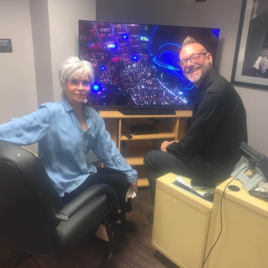 ジェーン・フォンダさんのインスタグラム写真 - (ジェーン・フォンダInstagram)「Watching Oscars from dressing room with Jonathan Hanousek, my hair stylist. Don’t go on till last.  @jjhanousek #oscars」2月10日 10時29分 - janefonda