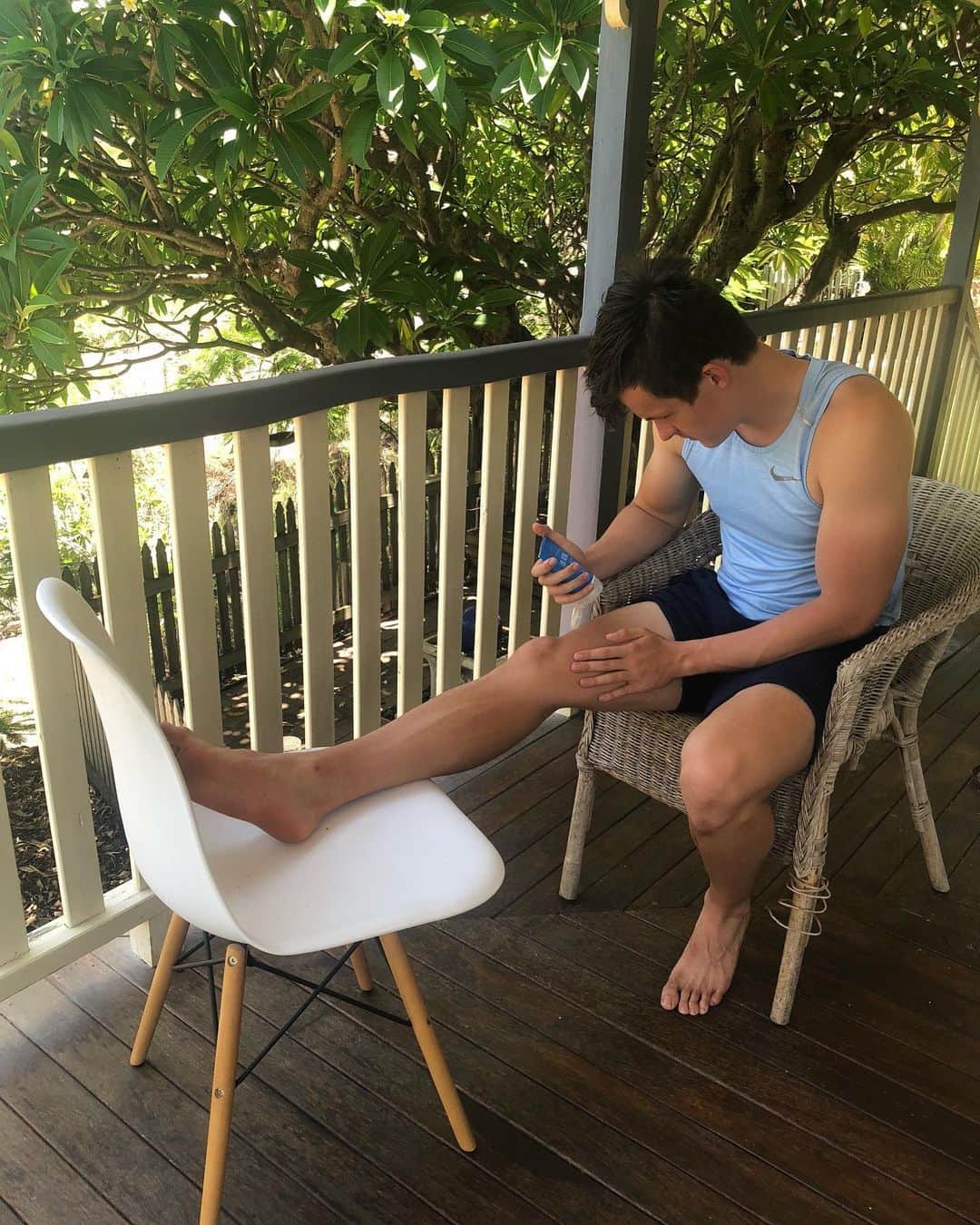 ジェイク・ドランのインスタグラム：「Intense training can take its toll on your body. I have two favourite all-natural products that help me reduce mental fatigue and improve muscle recovery. #PreWorkoutTip When I am not feeling tight before training, I use Young Living’s Deep Relief Roll-On.  I roll it onto the base of my neck and breathe in the invigorating scent during my workout. The blend includes essentials oils like Wintergreen, Dorado Azul, and Peppermint.  #PostWorkoutTip After training I use Young Living’s Cool Azul Sports Gel which is a cooling blend of peppermint essential oil, menthol and camphor. The gel relieves tired and achy muscles after a training session.  Plus -  it doesn’t contain any harsh chemicals and it is not tested on animals.  Find out more about Young Living Products here: @younglivingaunz . . . . #yleoaunz #essentialoils #coolazulsportsgel #deepreliefrollon」