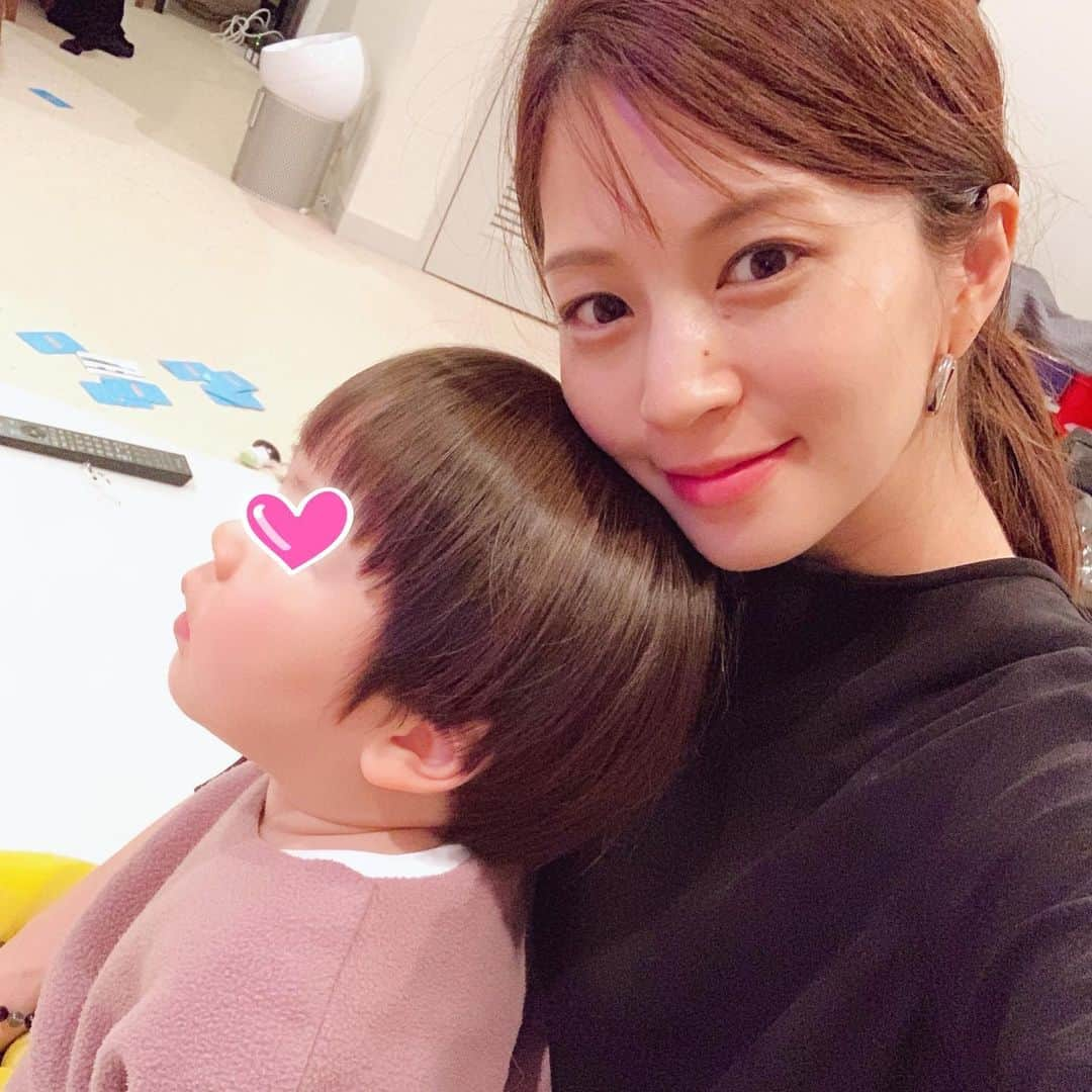 安田美沙子さんのインスタグラム写真 - (安田美沙子Instagram)「昨夜も順調に大暴れしました！ パパが出張で遅かったから、アナ雪を購入して一緒に見たり、畳んだ洗濯物に飛び込んだり、一緒にケーキを作ったり。。 . . . お昼寝しなかったので、羽生くんのクルクル見るーと言ってたのに、羽生くんの出番前で寝てしまった🐶はんなも一緒に。 . . . 一人で見ないといけない日は、お昼寝飛ばすと、早く寝てくれて助かるかも😊✨ . . . #instagood #boy  #32months  #アナと雪の女王 #お膝から見る #字幕バージョン #りんごケーキ #お手伝い #洗濯物 #諦める #はんな #幸せの図」2月10日 10時38分 - yasuda_misako