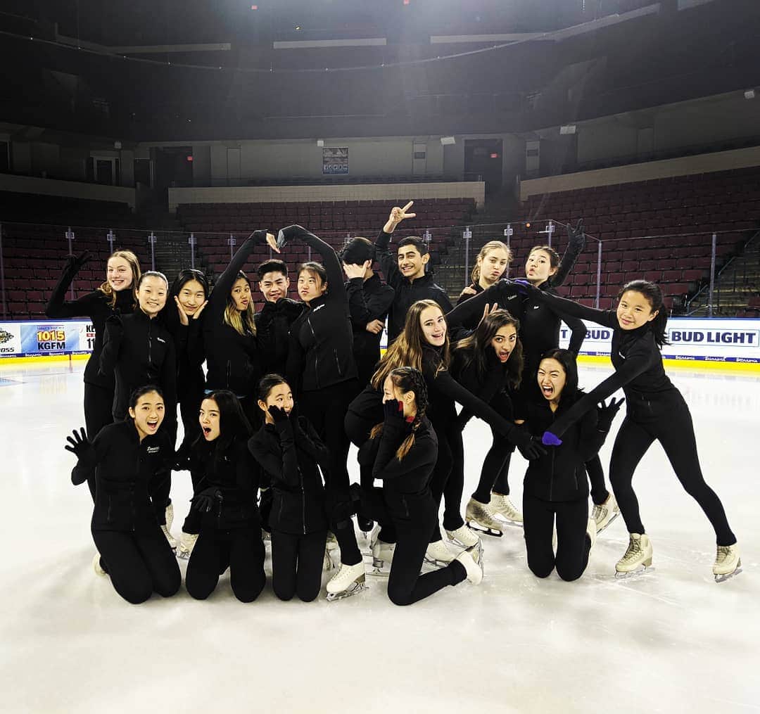 ベアトリサ・リャンのインスタグラム：「Turning this team of caterpillars 🐛 into butterflies 🦋 💜🖤💜🖤 Boot Camp 2020 ✅ Next stop: 🇫🇷 @laicetheater  #losangelesicetheater #LAIT #laitjuniors #team #teamsports #theateronice #TOI #balletonice #balletsurglace #bootcamp #dochickenshaveknees」
