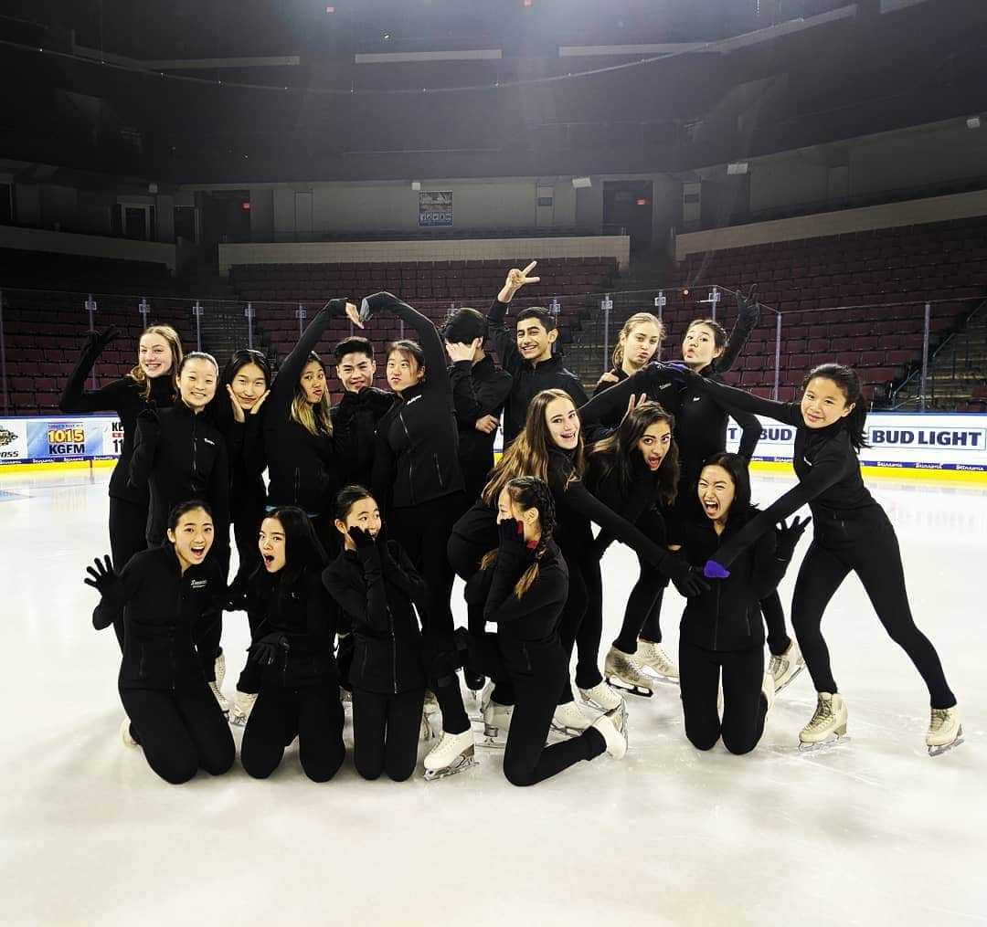 ベアトリサ・リャンさんのインスタグラム写真 - (ベアトリサ・リャンInstagram)「Turning this team of caterpillars 🐛 into butterflies 🦋 💜🖤💜🖤 Boot Camp 2020 ✅ Next stop: 🇫🇷 @laicetheater  #losangelesicetheater #LAIT #laitjuniors #team #teamsports #theateronice #TOI #balletonice #balletsurglace #bootcamp #dochickenshaveknees」2月10日 10時57分 - bebe_liang