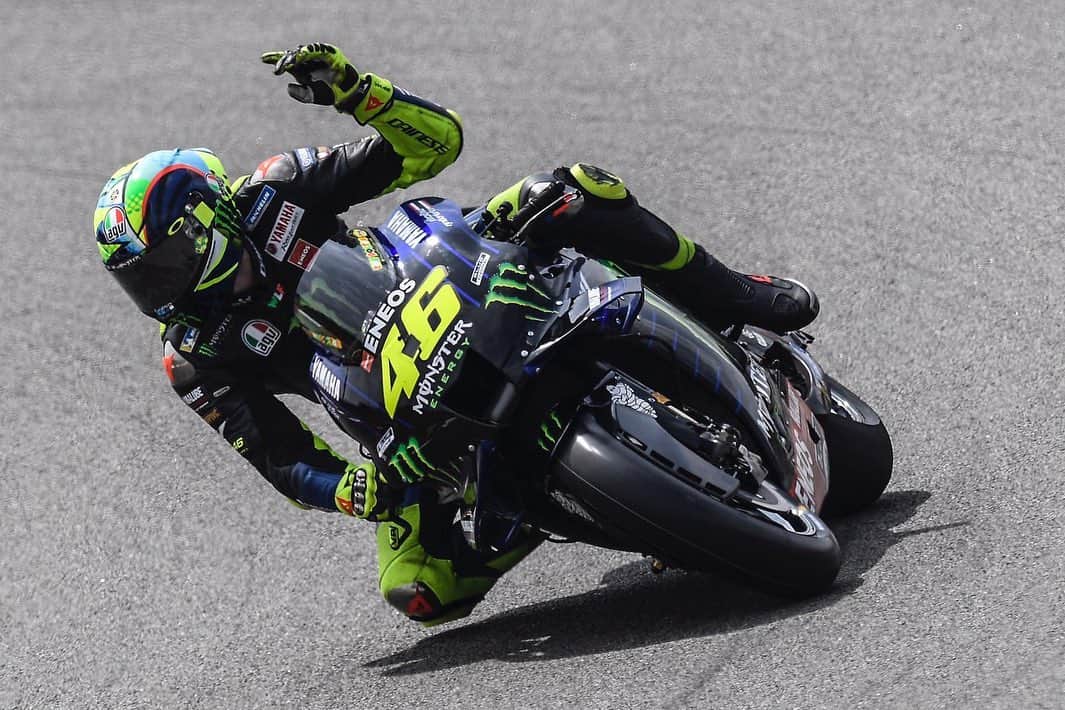 バレンティーノ・ロッシのインスタグラム：「Good 3 days of test in Malaysia,P5 overall and first time under 1.59 in my career (1.58.541).it’s great to discover that you can still increase your speed also if you are fuc☠️💥ng old! 📸 @gigisoldano @falex79」
