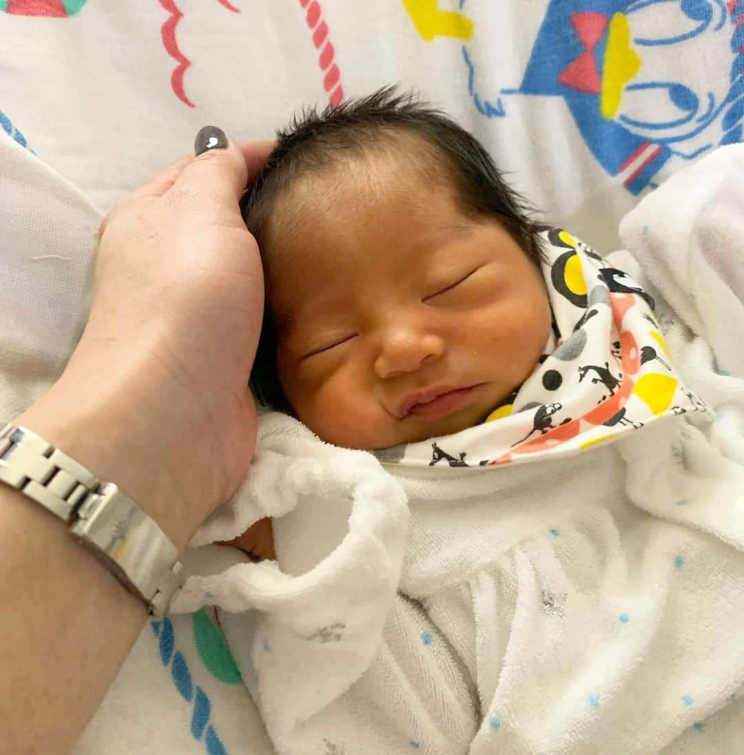 藤田志穂さんのインスタグラム写真 - (藤田志穂Instagram)「@monkey_d_aco の3人目の赤ちゃんに会いに👶（ついに女の子👧） ・ 生後1週間の赤ちゃんは、想像以上に小さくて、息子もこんな小さかったっけ？と遥か昔の事のよう。。。 ・ そして 何よりもビックリなのは、息子が赤ちゃんに全くもって興味がなかった🤣 ・ まだまだキミも赤ちゃんなんだね😂 ・ 改めて アコ（4？歳）本当にお疲れ様🤭✨ ・ また遊びに来てね😋 ・ そして リンクコーデ？的なコーディネートしたのに、息子は一緒に写真を撮ってくれない😩 ・ 家族写真も息子との写真も、まともな写真が1枚も無いけど、これでこそ我が家っぽい🤣 ・ #おめでとう #お疲れ様 #新生児 #息子は #安定の #プラレール #鉄男 #小鉄 #リンクコーデ #意味なし😂 #夫呆れ顔🤣 #まだ赤ちゃん #ふじたの子育て」2月10日 11時10分 - shiho_fujita44
