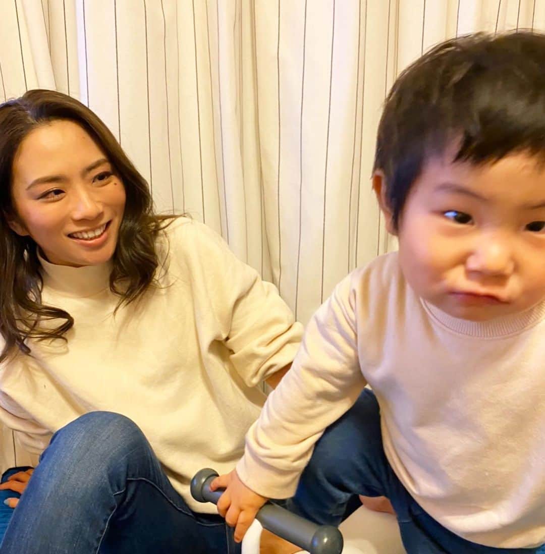 藤田志穂さんのインスタグラム写真 - (藤田志穂Instagram)「@monkey_d_aco の3人目の赤ちゃんに会いに👶（ついに女の子👧） ・ 生後1週間の赤ちゃんは、想像以上に小さくて、息子もこんな小さかったっけ？と遥か昔の事のよう。。。 ・ そして 何よりもビックリなのは、息子が赤ちゃんに全くもって興味がなかった🤣 ・ まだまだキミも赤ちゃんなんだね😂 ・ 改めて アコ（4？歳）本当にお疲れ様🤭✨ ・ また遊びに来てね😋 ・ そして リンクコーデ？的なコーディネートしたのに、息子は一緒に写真を撮ってくれない😩 ・ 家族写真も息子との写真も、まともな写真が1枚も無いけど、これでこそ我が家っぽい🤣 ・ #おめでとう #お疲れ様 #新生児 #息子は #安定の #プラレール #鉄男 #小鉄 #リンクコーデ #意味なし😂 #夫呆れ顔🤣 #まだ赤ちゃん #ふじたの子育て」2月10日 11時10分 - shiho_fujita44