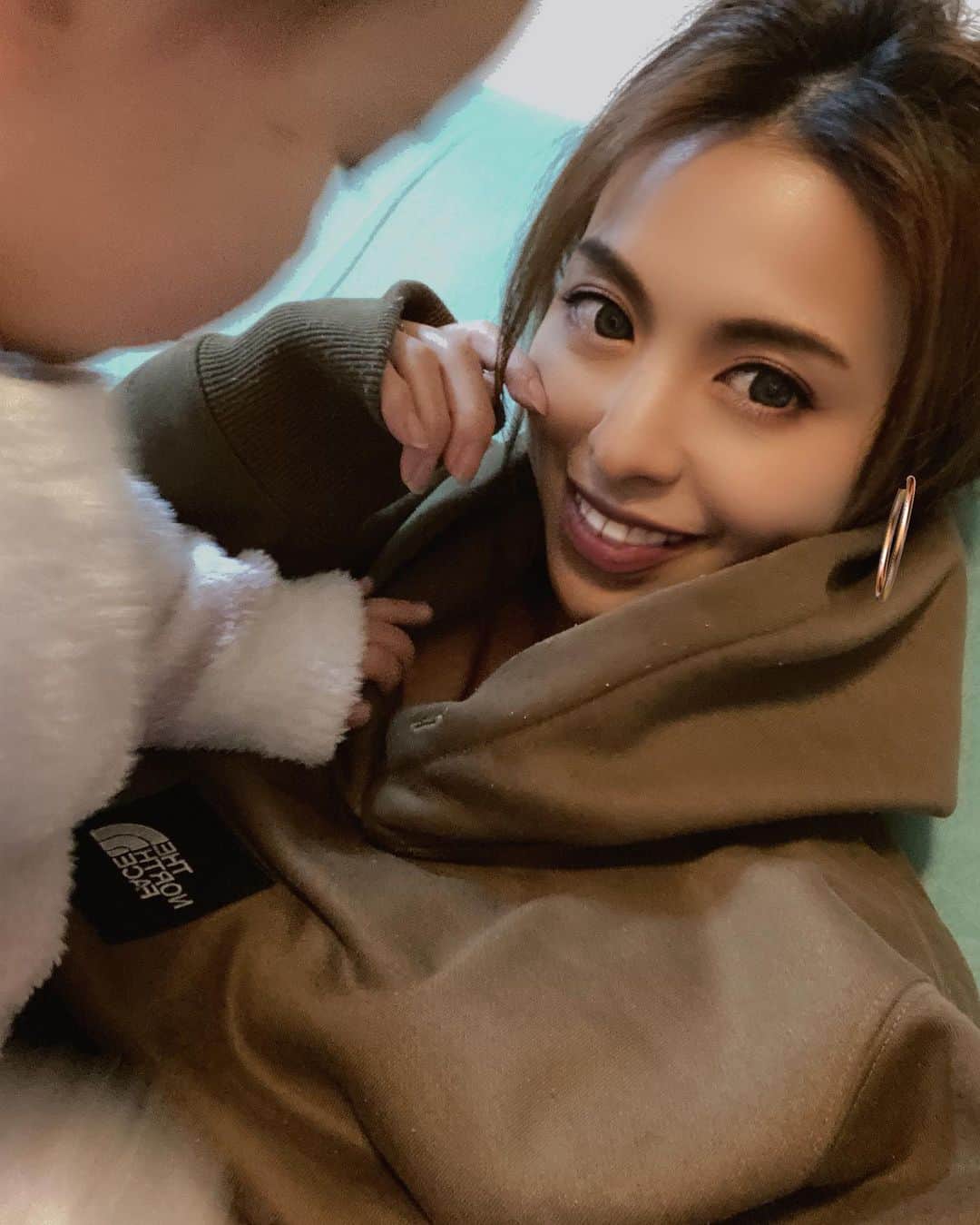高橋菜摘のインスタグラム：「◡̈ ◡̈ ◡̈ . . このフーディー生地がしっかりしてて すごくお気に入りだったけど 新しいの欲しいしフリマに出そっと👗 . 今月湘南のおしゃれすぎるママたちとフリマします🗣 . ㊗️第3回〜👏 . . . 今人気の平塚にあるマツエクのお店で開催という事で 素敵な特典もあるみたいだよ〜!!! Check Check Check🥴 私はladies、kids、snow用品を出す予定ですっ✔︎ . . . 【  FLEA  MARKET 】﻿ ﻿  DATE :  2020.2.24(MON)﻿ TIME :  12:00〜15:00﻿ PLACE :  LASH  MARY  @matsueku  @mayueku﻿ ﻿  Member♡  @juri1104 ﻿ @annaxx1018 ﻿ @rvan2711 ﻿ @natsu128 ﻿ @lina_x117 ﻿ @maino______ ﻿ ﻿ ladies、kids、 snow、surf、men's ...etc♡﻿ ﻿ ﻿ ●エントランスフリー﻿ ●現金払いのみ﻿ ●ショッパーのご用意がございませんので、バックや袋をご持参ください﻿ ●あまりにも早いご来場は、他テナント様のご迷惑となりますのでご遠慮くださいませ﻿。 ﻿ ﻿ ＝＝　LASH MARYご予約のお客様特典　＝＝ ﻿ 1月.2月にご来店頂いたお客様、﻿また2月.3月にご予約頂いているお客様に限り15分前の『11:45から優先入場』でご来店頂けます﻿。 ﻿ ご新規様も2/23までに事前にご予約連絡頂けましたら適応となります。※24日はご予約不可﻿ ﻿ 1.5時間付け放題3000円〜﻿ ﻿ こちら対象のお客様は優先入場でご提示頂く画像をお送り致します。事前にご連絡下さいませ。﻿ ﻿ ＝＝＝＝＝＝＝＝＝＝＝＝＝＝＝＝＝＝＝＝＝＝﻿ ﻿ ﻿ ﻿ ﻿ ☞神奈川県平塚市八重咲町18-25寺本ビル3階﻿ LASHMARY〜eyelashsalon&school〜﻿ 08049220802﻿ ﻿ ☞平塚駅西口(海側)徒歩4分﻿ ☞平塚駅南口徒歩10分﻿ . . . #fleamarket #freemarket #garagesale #tnf  #thenorthface #foodie #selfie #snow #girls  #shonan #mamagirl #mamablogger #ootd」