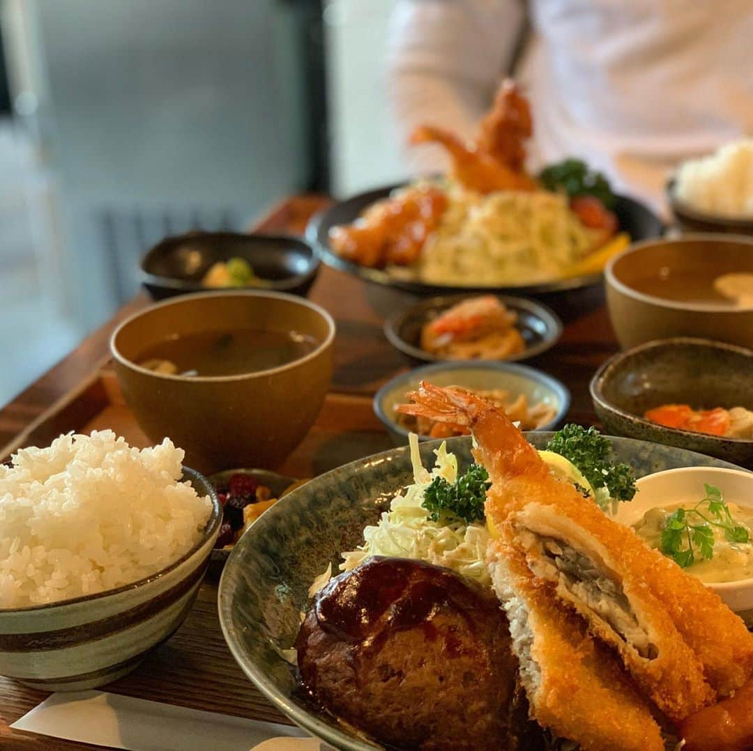 村上沙織さんのインスタグラム写真 - (村上沙織Instagram)「この週末は食の週末でした♡  摂津本山にあるなごみ食堂。行ってみたくて何度もトライ。3度目でopenに行ってやっと入れましたー！ 炭水化物があまり好きじゃない私だけどここはお米が美味しくてたくさん食べられました♡  食べ始めるともう外は行列。 早めに行くのおススメしまーす♡ #なごみ食堂 #神戸グルメ」2月10日 11時11分 - rosysaorimonster