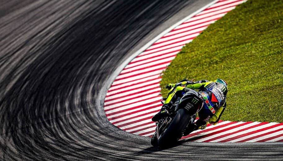 バレンティーノ・ロッシさんのインスタグラム写真 - (バレンティーノ・ロッシInstagram)「Some action from Sepang MotoGp test 🎥 by @motogp 📸 @falex79 @gigisoldano」2月10日 11時04分 - valeyellow46