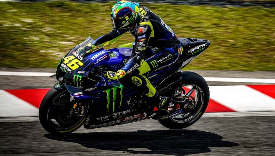 バレンティーノ・ロッシさんのインスタグラム写真 - (バレンティーノ・ロッシInstagram)「Some action from Sepang MotoGp test 🎥 by @motogp 📸 @falex79 @gigisoldano」2月10日 11時04分 - valeyellow46