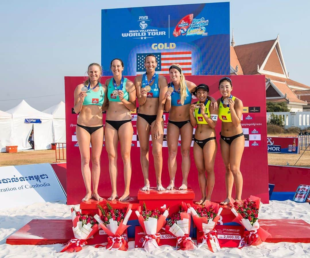 鈴木千代さんのインスタグラム写真 - (鈴木千代Instagram)「FIVB World tour 2star in Cambodia 🇰🇭﻿ We land up 3rd place 🥉﻿ Same place as last year but I think growing up beachvolleyball skill and team work !﻿ ﻿ I had a pretty good experience at this tournament.﻿ because I think there're skills in the match that can't be obtained training.﻿ ﻿ I wanna to improve it further ⏫﻿ This is strong point of my team 🇯🇵👯‍♀️﻿ ﻿ Not keep going. We keep trying eveyday !!﻿ ﻿ ﻿ワールドツアーカンボジア大会3位でした〜！ 悔しいですが、またこの経験を活かして チームで頑張っていきたいと思います！！ 今日日本に帰りますー！ 寒いんだろなーー🥶🥶🥶 ﻿ @athletune  @buzzfitjp  @descente_athletic  @ezpelinda_by_evize ﻿#クロスヘッド #和光ケミカル #ベアハグ」2月10日 11時04分 - chiyo.0514