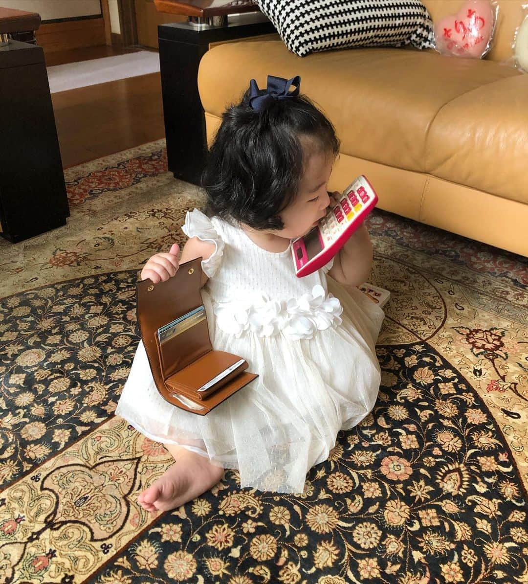 MARIEのインスタグラム：「娘が1歳のお誕生日だったので、家族で餅踏み選び取りのお祝い👶🏼🎂💕 選び取りは秒でお財布でした💰 これで娘が将来お金に困ることはなさそうです🙂 1週間福岡おったけど、東京に帰ります✈️ みんな遊んでくれてありがとう🥰  #happybirthday # birthdaycake #mybaby #babygirl #smashcake #1stbirthday #誕生日 #1歳誕生日 #スマッシュケーキ #赤ちゃん #赤ちゃんのいる生活 #餅踏み #選び取りカード」