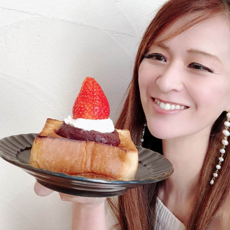 里井真由美さんのインスタグラム写真 - (里井真由美Instagram)「🍓🍞 あまおうの厚切りトースト❗️ ・ ・ どーんと！あまおう🍓いちごとあんこトーストって誘惑やわぁ😂🍓❤️❤️ ・ ・ しかも あんこは、和菓子の老舗「大三萬年堂」秘伝❤︎下のクリームは豆乳ベースなので、柔らかな風味がいい💓 ・ ・ トーストはサクもちっ🍞うまうま🥰 珈琲やお茶とセットで頂けます〜 小川町、淡路町、駅歩3分 ワテラスモール内「大三萬年堂HANARE」さんです @daisan_hanare ・ ・ 🔻 🔻 13代目  安原怜香さんが 明日2/11 「ガイアの夜明け」出演されますよ〜 @reika_yasuhara ・ ・ #大三萬年堂hanare #大三萬年堂#和菓子#和スイーツ#厚切りトースト#パン #里井真由美#さといいね#栗スイーツ#デパ地下#ホテルスイーツ#デパ地下スイーツ#ホテル#ありが糖運動#まゆログ#フードジャーナリスト里井真由美 いちご#いちご🍓#苺」2月10日 11時09分 - mayumi.satoi