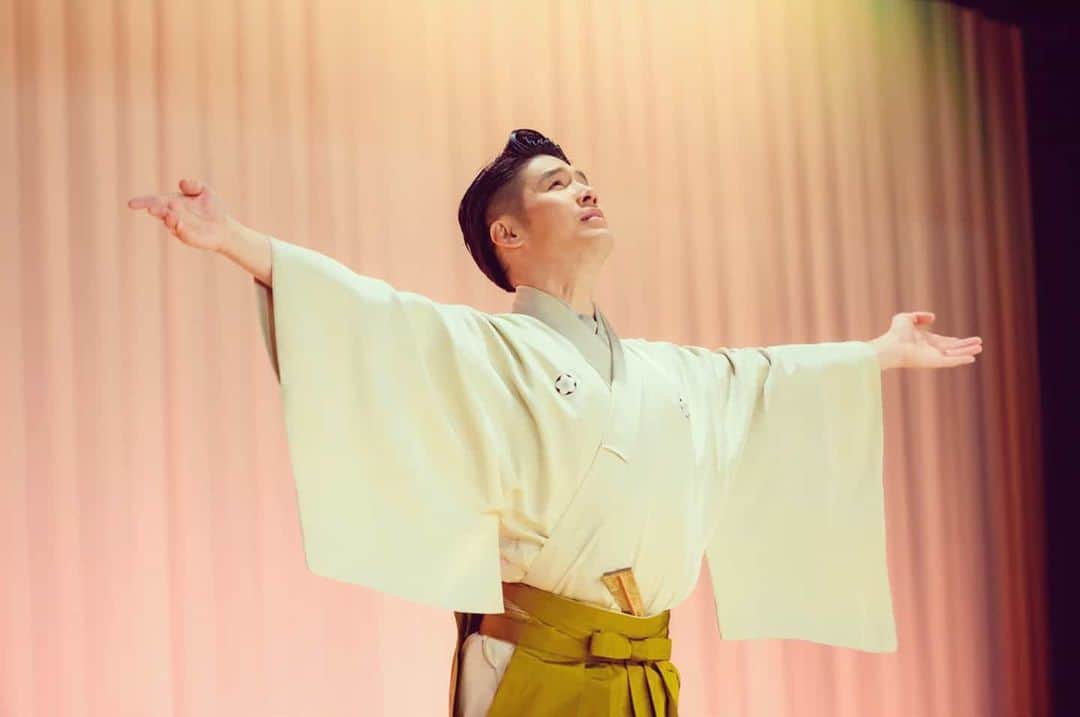 梅川壱ノ介（舞踊家）のインスタグラム：「𝐍𝐞𝐰 𝐰𝐨𝐫𝐤 : 𝐖𝐡𝐚𝐭 𝐚 𝐖𝐨𝐧𝐝𝐞𝐫𝐟𝐮𝐥 𝐖𝐨𝐫𝐥𝐝 ￣￣￣￣￣￣￣￣￣￣￣￣￣￣￣￣￣￣￣￣￣￣￣￣ 今回のお披露目会の為に振付し、発表しました新作《ワンダフルワールド》  心から溢れんばかりの幸せを胸に 心から感謝を込めて、、、 . . .#梅川壱ノ介後援会  #梅川壱ノ介  #whatawonderfulworld  #ワンダフルワールド」