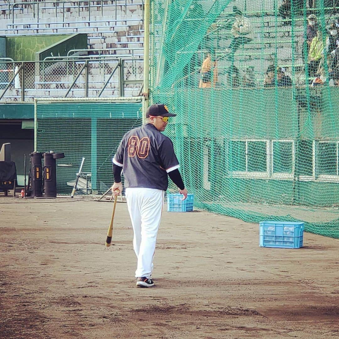 飯田嘉太のインスタグラム：「山瀬慎之助選手が憧れる 阿部慎之助２軍監督✨  僕が学生の時は試合に出ている阿部さんを 遠目から見ているだけでしたが 間近で見られて興奮しました(笑)  また午前中は ファーム調整組も同じ球場で 調整していました😲  丸選手に亀井選手、炭谷選手😳  個人的に嬉しかったのは 杉内２軍投手コーチが目の前に現れたことでした😂  次は１軍の様子を取材したいので 山瀬選手頑張って下さい‼  #プロ野球 #宮崎 #キャンプ #読売巨人軍 #読売ジャイアンツ #GIANTS #阿部慎之助 監督 #丸佳浩 選手 #亀井善行 選手 #炭谷銀仁朗 選手 #石川テレビ #石川さん #livenewsit #イイダスポーツ #アナウンサー #飯田嘉太」