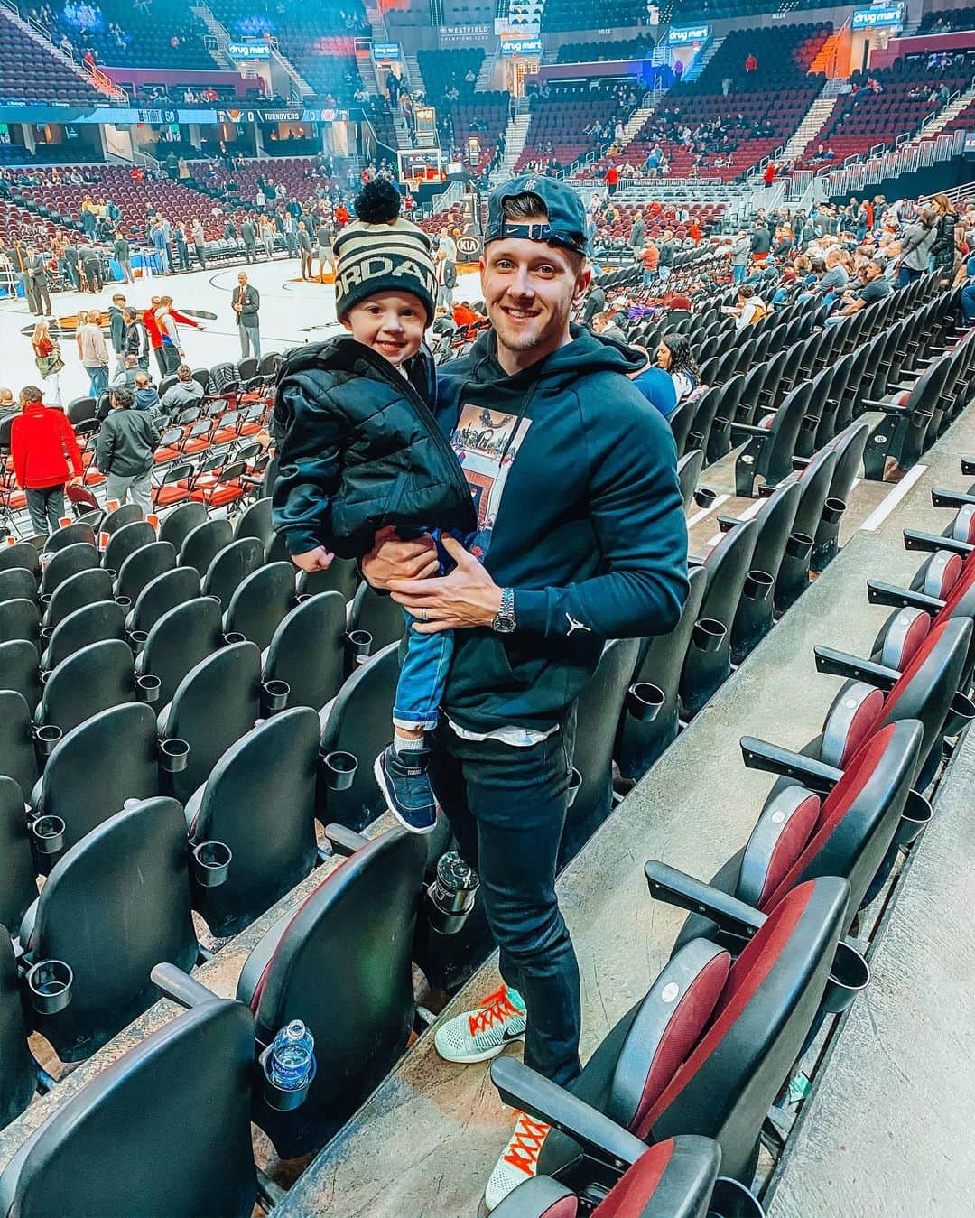 ライアン・ルアのインスタグラム：「First @cavs game 🧬🩸 #momsfilter #cavs #clippers #cleveland #LA #maybenextyear #myguy #kobes #spacejams #heatonfeet」