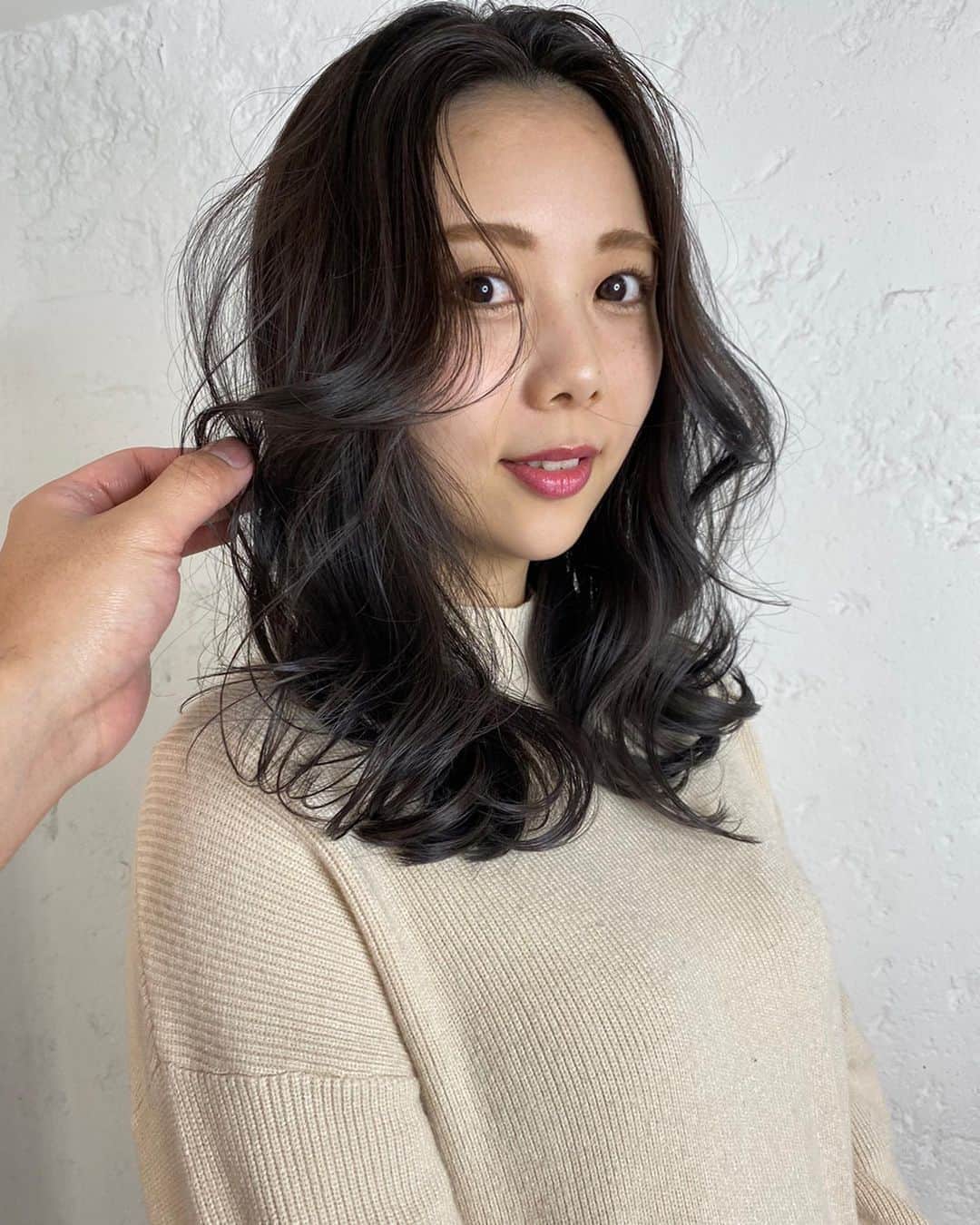 西村季里子のインスタグラム：「・ 髪暗くした〜〜〜🖤 ブリーチしてから、 暗い色入れても透き通った感じになるから 毎回どんなカラーも楽しめる最高🌈 動画はbeforeとafter載せてます✌🏻 今度YouTubeでも美容院の様子を 紹介したいと思うのでお楽しみに🤭 #美容院#blend#渋谷#ヘアカラー #カット#トリートメント#ブリーチカラー  #暗髪 #透き通った色#色落ち #楽しみ #YouTube#youtubechannel  #きなんちゃんねる#毎週日火木 #チャンネル登録お願いします  #follow#followｍe」