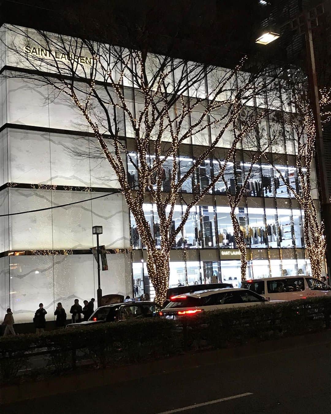 のインスタグラム：「. 夜のお散歩は、いつもと違う雰囲気に 気分がウキウキ、少しだけテンションが上がる。 . Area＊ #神宮前#渋谷区#東京 Shop＊#SAINTLAURENTOMOTESANDO. . #建築#建物#建築巡り#散歩#散策#お洒落スポット #お洒落な街 #ギャラリー #大人女子 #トレンド #ファッションアイコン #都心 #東京散歩 #東京観光 #tokyo #tokyostyle #japan #大人の東京暮らし #東京glam」