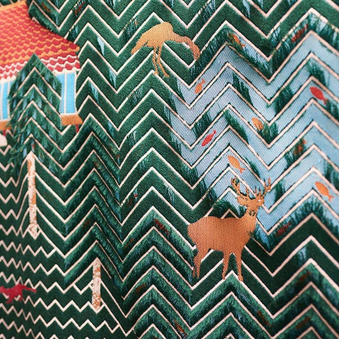 手紙社さんのインスタグラム写真 - (手紙社Instagram)「サミを入れていくと、中から異なる模様が出てくるユニークな生地を作っています。日々に驚きや楽しさ、豊かさをもたらしてくれるYURI HIMUROの作品を、その目で確かめてみてください。 . ▶︎詳しくは「@textilefabrics」プロフィールのリンクから . 【布博 in 名古屋 開催概要】 日時：2020年2月22日（土）-23日（日）10:00 〜 18:00 入場料：700円 会場：吹上ホール第1ファッション展示場（名古屋市千種区吹上2丁目6-3） 地下鉄桜通線「名古屋駅」から徳重行き、「吹上駅」下車 5番出口より徒歩5分 . #手紙社#手紙舎#布博#布博in名古屋#名古屋イベント#吹上ホール#布雑貨#手芸#手芸素材#ハンドメイド#糸#テキスタイル#刺繍#ジャガード織#カットクロス#クッションカバー #ミニバッグ#nunohaku#textile#textiledesign#fabric#handcraft#fashion#handmade#handembroidery#cutcloth#cushioncover#minibag#yurihimuro#snipsnap」2月10日 12時01分 - tegamisha