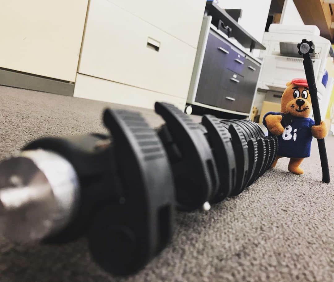 のインスタグラム：「本日はCP＋の準備をしています。  こちらは初めて展示する新作ロッドのほんの一部分です。 あまりの大きさにBi bareは少し引いてます。  https://www.birodstore.com/  さぁあなたも前人未到の視点へ ▶ Please check the product link from the profile https://www.birodstore.com/  #birod  #lumica #ルミカ　#longpole　#longlod #超ロングロッド #highangle #highview #Instagood  #smartphoneholder #ハイアングル　#Highangle　#HiangleView　#notdrone」