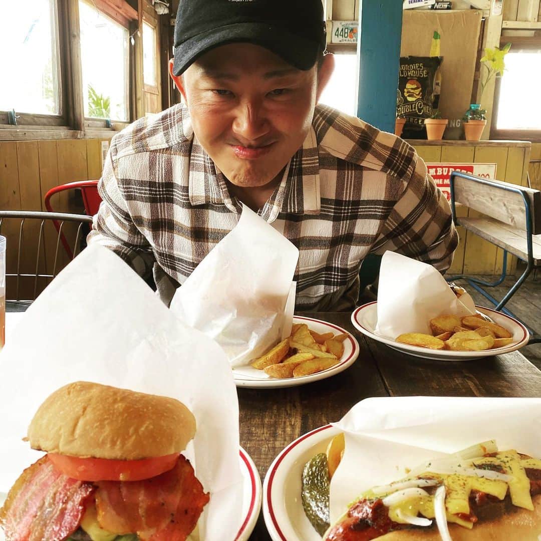 のインスタグラム：「ゴーディーズに３つさんとランチに来ましたぁ笑🍔」