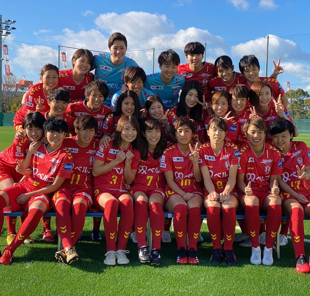 鮫島彩のインスタグラム：「・ ・ 集合写真の撮影📷 ・ ・ なでしこリーグのパンフレットやサイトにも使用される大事な写真。 ・ ・ みんな笑顔で写ってますが、毎年この真冬に半袖ユニで撮るものなので、本当は歯カタカタのガクブルです🥶笑 ・ ・ みんな少しでも可愛く写るために毎年耐え凌いでます☃️ ・ ・ みんな、今年も頑張った♡ ・ ・ #inac神戸 #なでしこリーグ #最後の一枚 #逆光で何も見えなかったけど #のちのちよく見たら #顔に変なのついてた笑」