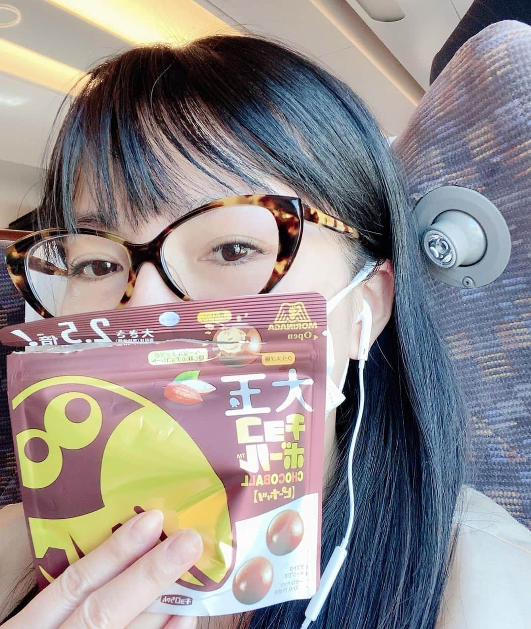 島谷ひとみさんのインスタグラム写真 - (島谷ひとみInstagram)「これ、びっくりするほど美味しいんだな。 『大玉チョコボール』w  チョコボールをお友達に、広島に向かってます。🚅 今夜、19:00〜 開局50周年記念『鯉のはなシアター』ゴールデン1時間生放送です。  広島駅南口地下広場で待ってまーす❣️ #鯉のはなシアター #島谷ひとみ」2月10日 12時16分 - shimatani_hitomi_official