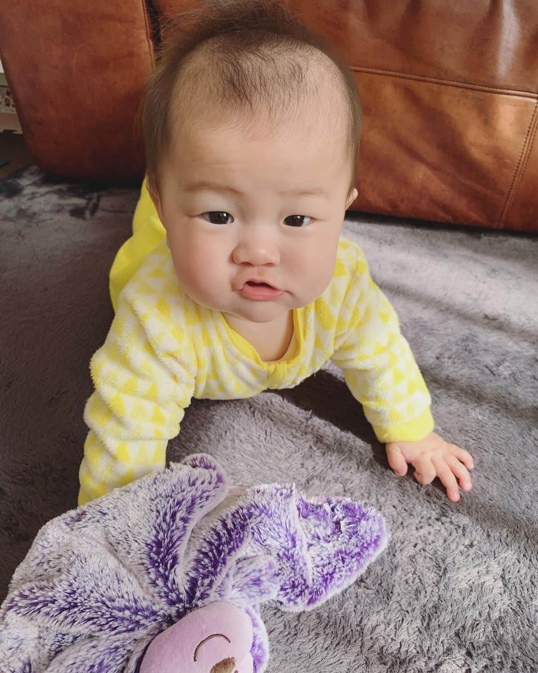 高見まなみのインスタグラム：「もう足つきの服もこの冬でおしまいかと思うと、寂しくていっぱい写真を撮っちゃう。兄のときは動きが活発すぎて、足つきなんて着せられなかったから、赤ちゃんっぽくてかわいい。」