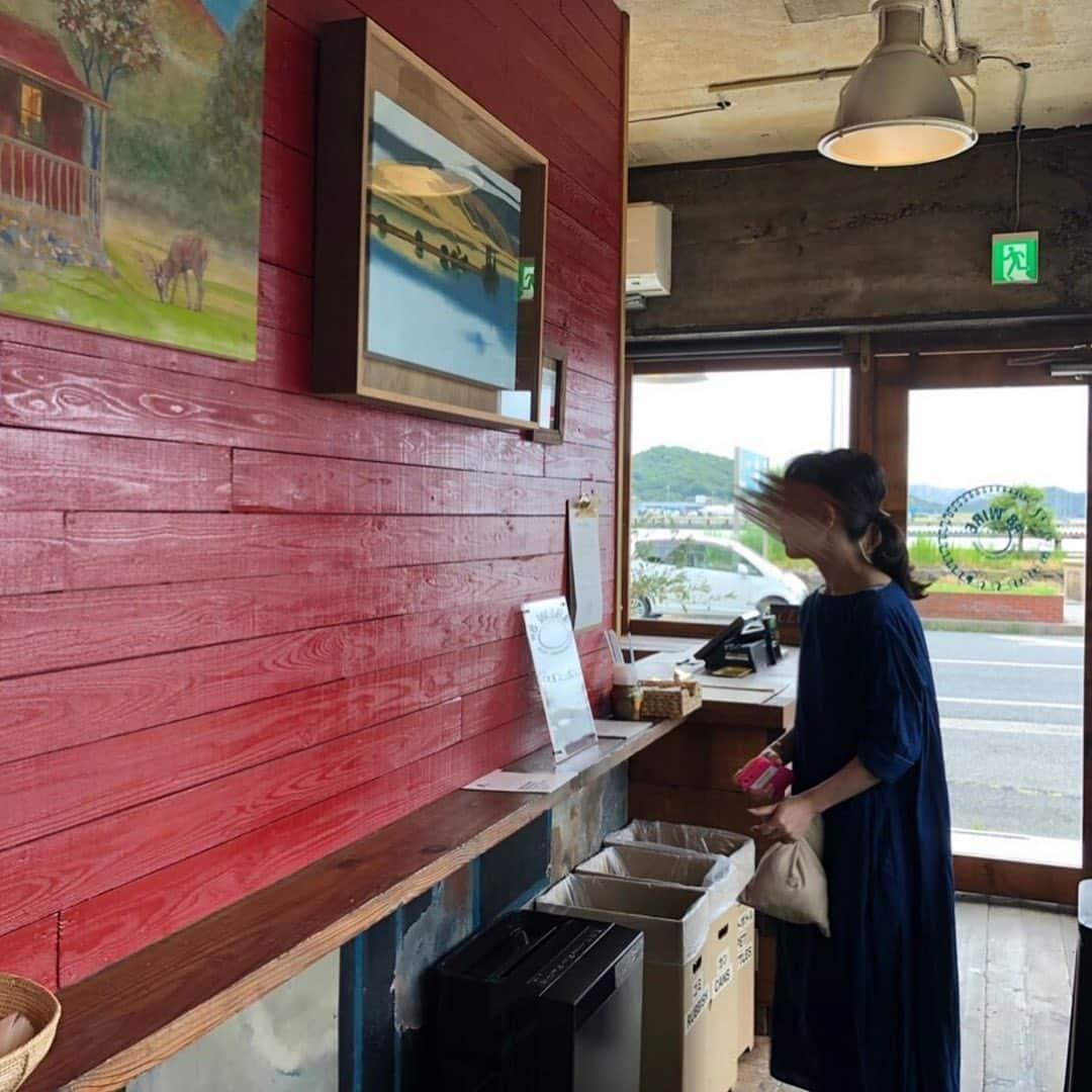 isutaさんのインスタグラム写真 - (isutaInstagram)「アートの島と呼ばれる直島や豊島、この夏行く計画を立てている人は多いのでは？﻿ ﻿ ﻿ それらの島にはフェリーに乗っていく必要がありますが、フェリーに乗るのにもぴったり、フェリーで行き来するという人にもぴったりなホステルが岡山にあります。﻿ ﻿ それが「HYM HOSTEL」。雑居ビルをリノベーションしたという雰囲気あるホステルです。﻿ ﻿ ﻿ 宇野港のそばに建つこのビルは数年前までは廃墟ビルとして放置されていましたが、綺麗にリノベーションされ、外観こそそのままなものの、内装はかなり素敵なんです♡﻿ ﻿ ﻿ 1階にはカフェとハンバーガー屋が入っており、屋上では催しも行われていたりと、ただ泊まるだけでも気持ちが満たされるホステルです。﻿ ﻿ ﻿ ■HYM HOSTEL■﻿ 706-0011 岡山県玉野市宇野1-7-3﻿ JR宇野線「宇野駅」徒歩9分﻿ 宿泊の予約はAirbubから﻿ @higashiyama_building﻿ ﻿ ﻿ photo by ﻿ @k010sou2﻿ @eminama310﻿ @chihiro036﻿ ﻿ ﻿ #isuta #イスタ #isuta_trip﻿ #東山ビル #hymhostel #岡山ホテル﻿ #岡山ホステル #リノベーションホテル #リノベホテル﻿ #higashiyamabuilding #岡山旅行 #岡山観光﻿ #直島旅行 #豊島旅行 #宇野港 #ホステル #瀬戸内芸術祭﻿ #瀬戸内芸術祭2019 #おしゃれホテル #おしゃれホステル﻿ #airbnbホテル #アートが好きな人と繋がりたい﻿ #直島 #豊島 #瀬戸内海 #女子旅 #ひとり旅﻿ #旅好きな人と繋がりたい #ホテル好き #ホテル巡り」2月10日 12時31分 - isuta_jp