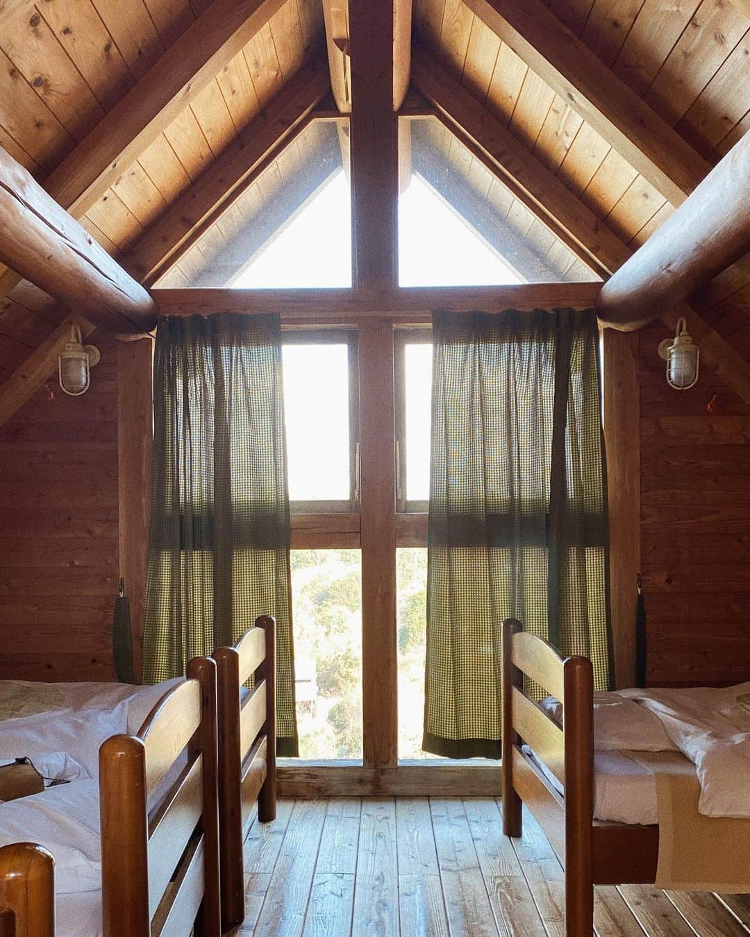 Y U R I Eさんのインスタグラム写真 - (Y U R I EInstagram)「cozy lodge🌼 瀬戸内海を望む、岬のロッジ村。 どんな内装にしたら居心地がいいかなぁ、ワクワクするかなぁ🤗って考えながらスタイリング中。🧡 今年の初夏頃、リニューアルオープン☑️🍋 #lodge#東かがわ#香川観光  #岬のロッジ村#リニューアル」2月10日 12時33分 - yuriexx67