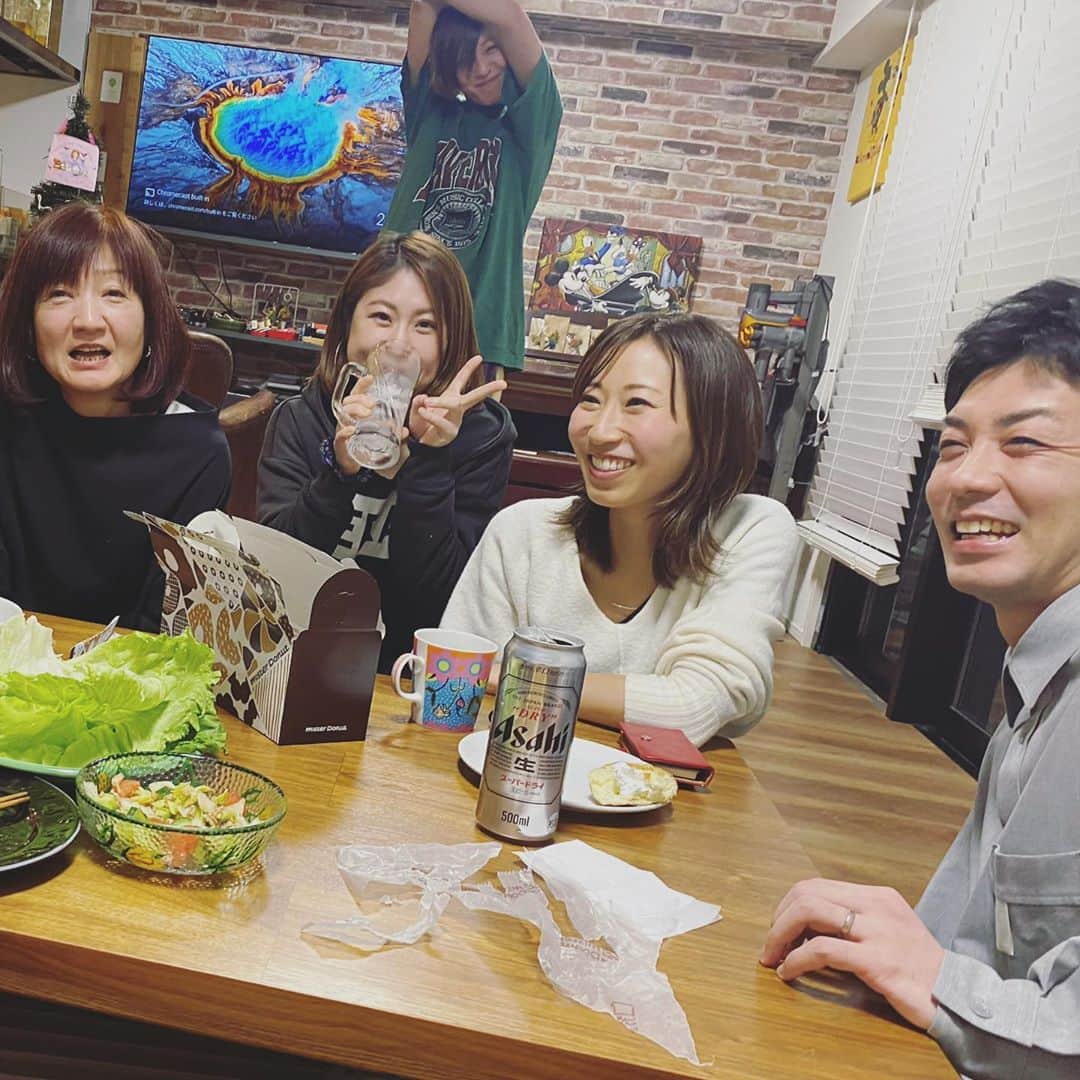 西山茉希さんのインスタグラム写真 - (西山茉希Instagram)「西山食堂。 店主のファミリー。  #西山家 #父長岡 #弟大阪 #代わりにフレンド  カモーン⭐︎⭐︎⭐︎ #大人ーズを撮るチビーズ #笑うーズ #幸ありあり  そんな満月の夜。 願い事と笑い事。  #🌕 #😊😁😊」2月10日 12時39分 - maki.nshiyama50
