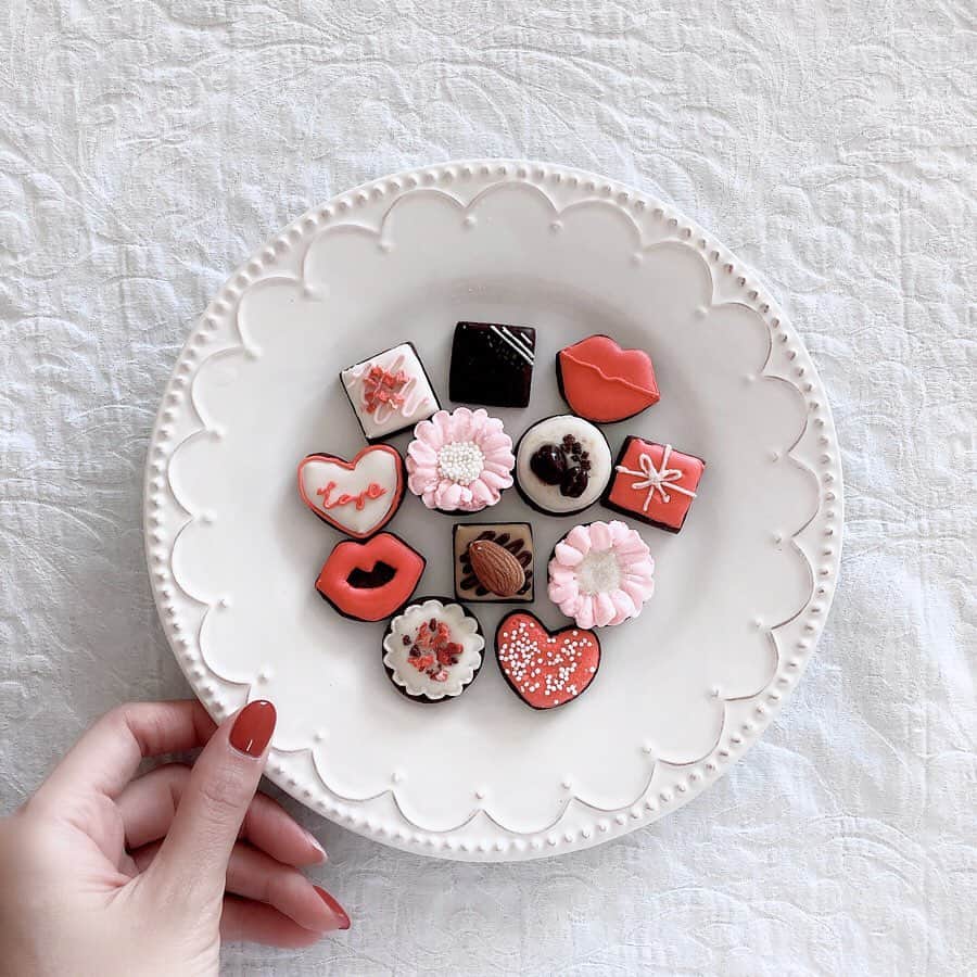 のインスタグラム：「るみさんに誘ってもらって、初めてのアイシングクッキー教室 @sohappy_icingcookies に行ってきました☺️💘 バレンタイン風のアイシングクッキーを作ったよ🍪✨ 初心者なので、細かい所はちょっと雑ですが😅 難しかったけど楽しかったです(*^^*)💞 . 食べるのもったいない🤤💭 . #icingcookies #valentine #chocolate #アイシングクッキー #アイシングクッキー教室 #手作り #バレンタイン」