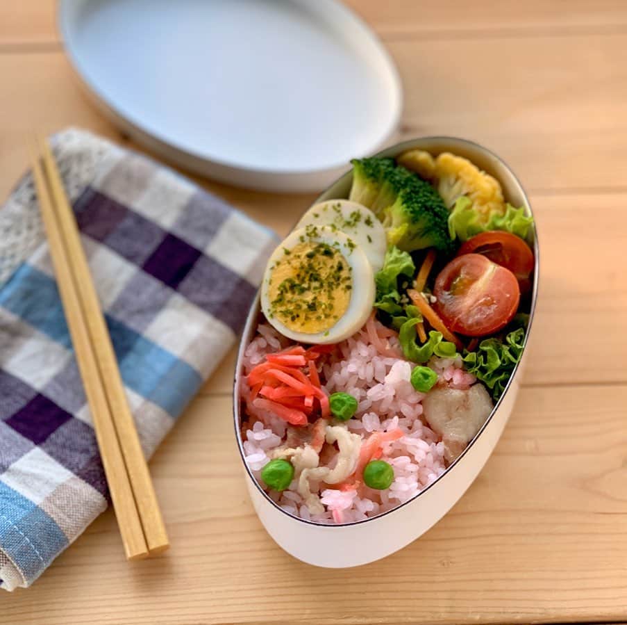 maki ogawaさんのインスタグラム写真 - (maki ogawaInstagram)「紅ショウガと豚肉の炊き込みご飯。  中途半端に残った紅ショウガと 豚の細切れで 炊き込みご飯にしてみました。  1合あたり30ccの白だしを加えた 規定のお水で炊き込みます。  キレイなピンク色に染まりました。  #foodstagram #lunch #Japanese_food #japanfood #yummy #indonesianfood #indonesiancuisine ﻿ #obento  #bento #decoben #bentoexpo #japanesecuisine  #japanesebento #お弁当記録 #料理好きな人と繋がりたい #おべんとう記録 #おべんとう作り楽しもう部 #お弁当 #bentomaker #bentolover #おべんたぐらむ #ママリクッキング #息子弁当 #高校生弁当 ﻿ http://www.facebook.com/cuteobento」2月10日 12時47分 - cuteobento