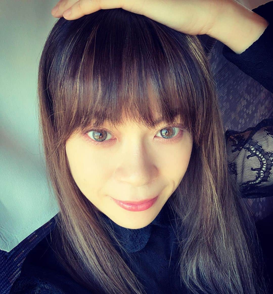 小柳ゆきのインスタグラム：「とある仕事で久々に大阪出張🚅 そして、定期的に来る前髪作たい欲‼️ メイクさんに軽く怒られました笑笑 . . 只今アルバム制作中です！ 新緑の季節頃にはお届けできそうです😌 そして６月からツアーも決定しているので、5月後半から、皆様、ご覚悟の方宜しくお願い致します✨ . . #小柳ゆき」
