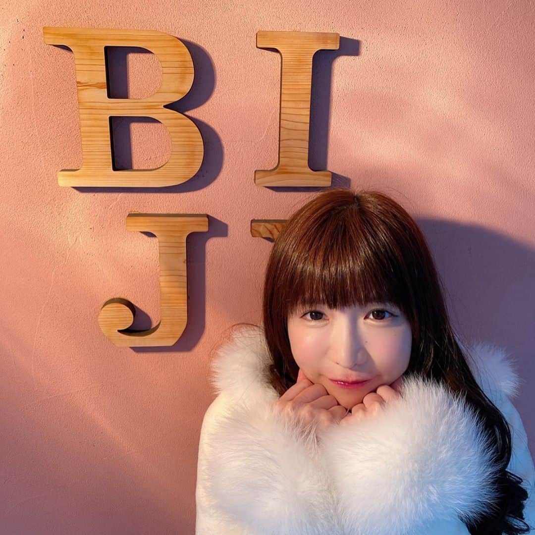 もえのあずきさんのインスタグラム写真 - (もえのあずきInstagram)「お誕生日が近づくにつれてドキドキしてたから、トータルビューティサロンBIJUさんでフェイシャルメニューを受けてきたよ💕🥰 今は年齢を止めるアンチエイジングじゃなくて年齢を戻すリバースエイジングの時代らしい！😍 めちゃくちゃ良かったから通います💕  もえあずが受けたのは プレミアム再生因子フェイシャル (初回¥18000) 東京で再生因子が受けられるのはBIJUさんだけみたい💕  内容は ①ファーストカウンセリング ②クレンジング ③スクラブ ④クレイパック ⑤毛穴吸引 ⑥再生因子導入 ⑦アフターカウンセリング  #リバースエイジング#再生因子#再生因子フェイシャル #トータルビューティーサロンbiju#pr」2月10日 12時50分 - moeazukitty