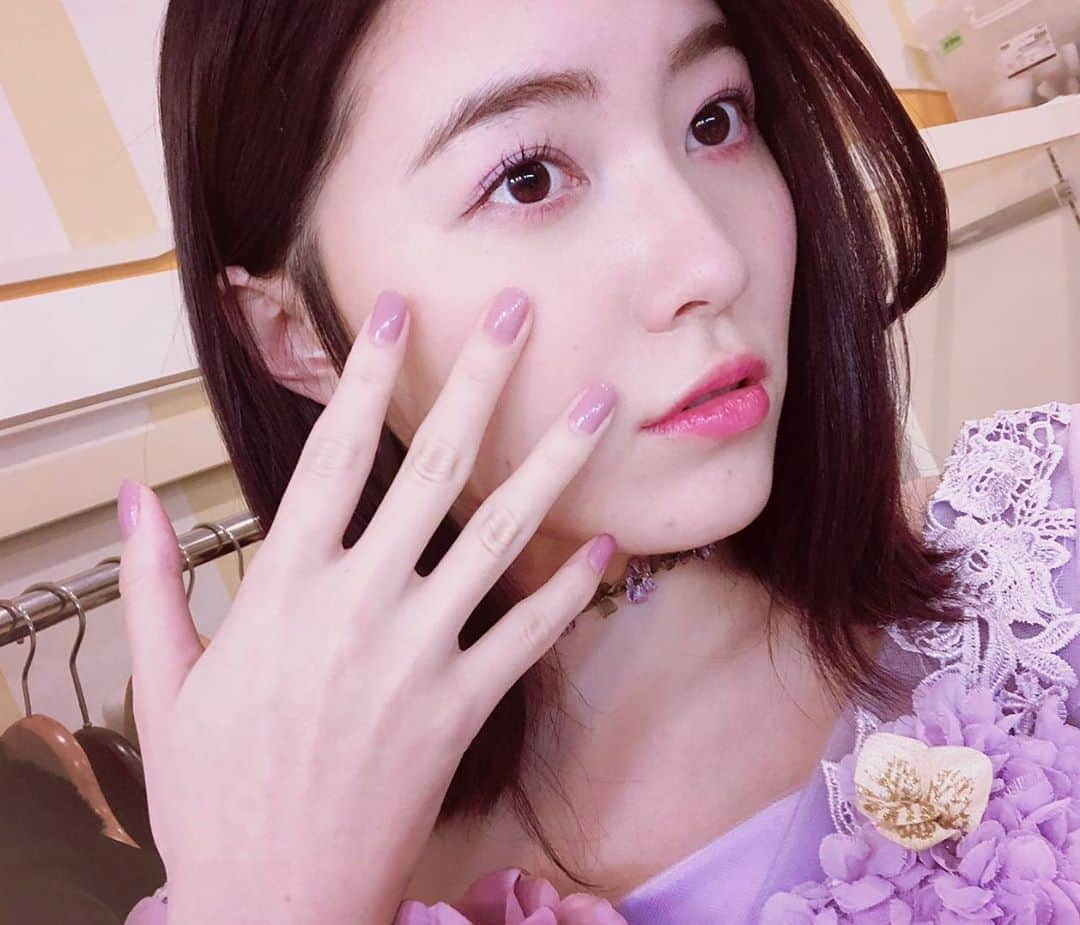 松井珠理奈さんのインスタグラム写真 - (松井珠理奈Instagram)「卒業発表のために髪暗くしました😊 パープルブラック💓💓💓 #haircolor  #purple  #black  #ネイル  #アイシャドウ」2月10日 12時54分 - jurinamatsui3