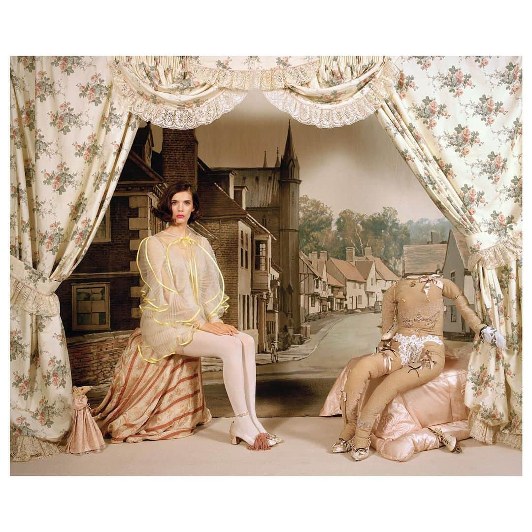 Elena Rendinaさんのインスタグラム写真 - (Elena RendinaInstagram)「🐀🧡 Beginnings 💛🐀 selfportrait sitting with my friends with my fav art director 🧡 @emmanuellegoutalstudio  set design & pics by me thank you @jofrostmakeup @philippetholimet  for doing my hair and makeup 💛 wearing @nadyadzyak “You must have found me because I wished so hard” - The Lonely Doll 🧸  #selfportrait #friends #meinmyworld」2月10日 23時44分 - elenarendinastudio