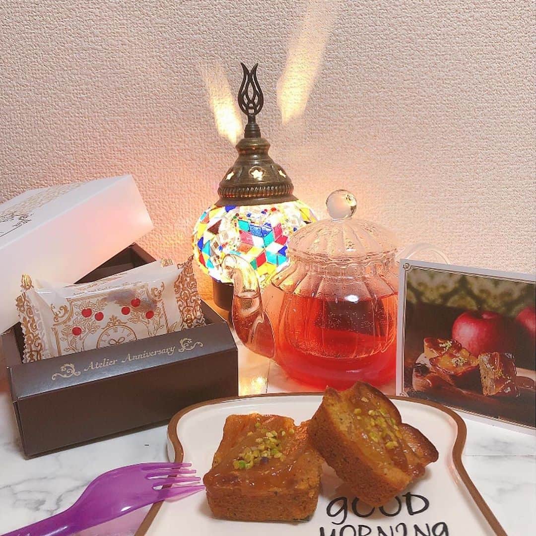 菊池かなこさんのインスタグラム写真 - (菊池かなこInstagram)「🍎 デコレーションスイーツブランド Atelier Anniversary(アトリエ アニバーサリー) @anniversary.cake #キャラメルりんごのティーケーキ 🍰 . アーモンドパウダーや茶葉を混ぜ込んだ パウンドケーキに、 キャラメリゼしたりんごとピスタチオが 飾り付けされている小さく可愛いケーキ🎂 . 紅茶との相性ぴったりの上品な甘さのケーキです❤︎ 甘いものが得意じゃない男性も好きそうな味! オンラインショップでも購入出来るので是非✨ @anniversary.cake.sugar . 🍎キャラメルりんごのティーケーキ🍏 4個入　 1,296円(税込) 8個入　 2,160円(税込) 12個入　3,240円(税込) . . ୨୧┈┈┈┈┈┈┈┈┈┈┈┈┈┈┈┈┈୨୧ #キャラメルりんごのティーケーキ #アトリエアニバーサリー#ゲストスイーツ #かなーなグルメ#東カレ倶楽部 #東京グルメ#グルメ好きと繋がりたい  #食べログ #東京グルメ #東京食べ歩き #グルメ女子#グルメ好きな人と繋がりたい #グルメ部#食レポ#食べログ#グルメインスタグラマー #スイーツ好きな人と繋がりたい#パウンドケーキ #東京スイーツ#お取り寄せスイーツ#バレンタイン」2月10日 23時47分 - canana_kanako