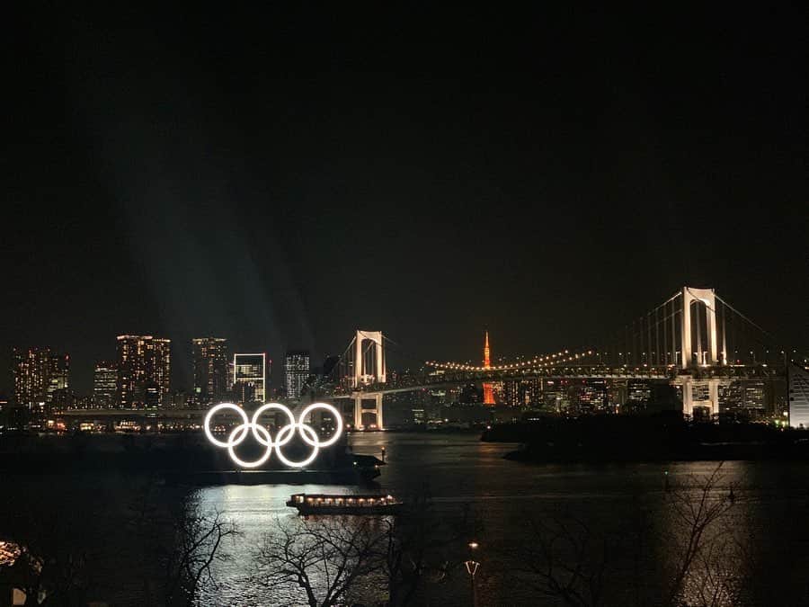 瑞羽奏都（水谷美月）さんのインスタグラム写真 - (瑞羽奏都（水谷美月）Instagram)「teamlab以外に、東京五輪が楽しみで仕方ない母のリクエスト。 お台場の五輪モニュメントも見に行きました😊 夜景になると、奥の東京タワーが綺麗に見えました🗼 こういうのを見ると、オリンピック観戦が、待ち遠しい🎶  あと、時系列逆転ですけど… 梅の花を見に「牛天神北野神社」へ。 まだ、ちょっと早かったかなぁ…(笑) そして、ぽんちゃんそっくりな黒猫ちゃんに出会いました🐈可愛かったー💕 という事で、家族アテンド任務今回も無事finishです👏  #五輪マーク #五輪モニュメント  #お台場  #梅の花 #牛天神北野神社  #ぽんちゃん #黒猫」2月10日 22時16分 - mizuki.m_mizuha