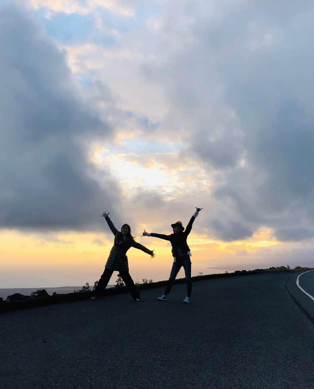 朝夏まなとさんのインスタグラム写真 - (朝夏まなとInstagram)「. ハワイ旅2。 ハワイ島とオアフ島に行ってきました✈️ 奇跡的にお休みがかぶった、いまっちと（@harukamanase_official）✨ . 初ハワイ島だったんだけど、自然が豊かで気持ちよかったー☺️ 身体の余計な力がスーッと抜けていって、MANA（パワー）をいーっぱいもらいました。 . #モダンミリー のお稽古も頑張るぞ💪 . #ハワイ #Hawaii #ハワイ島 #オアフ島 #エッグベネディクト に #ついてた #プチトマト が #おっきすぎて #ビックリ😳」2月10日 22時19分 - asaka_manato_official