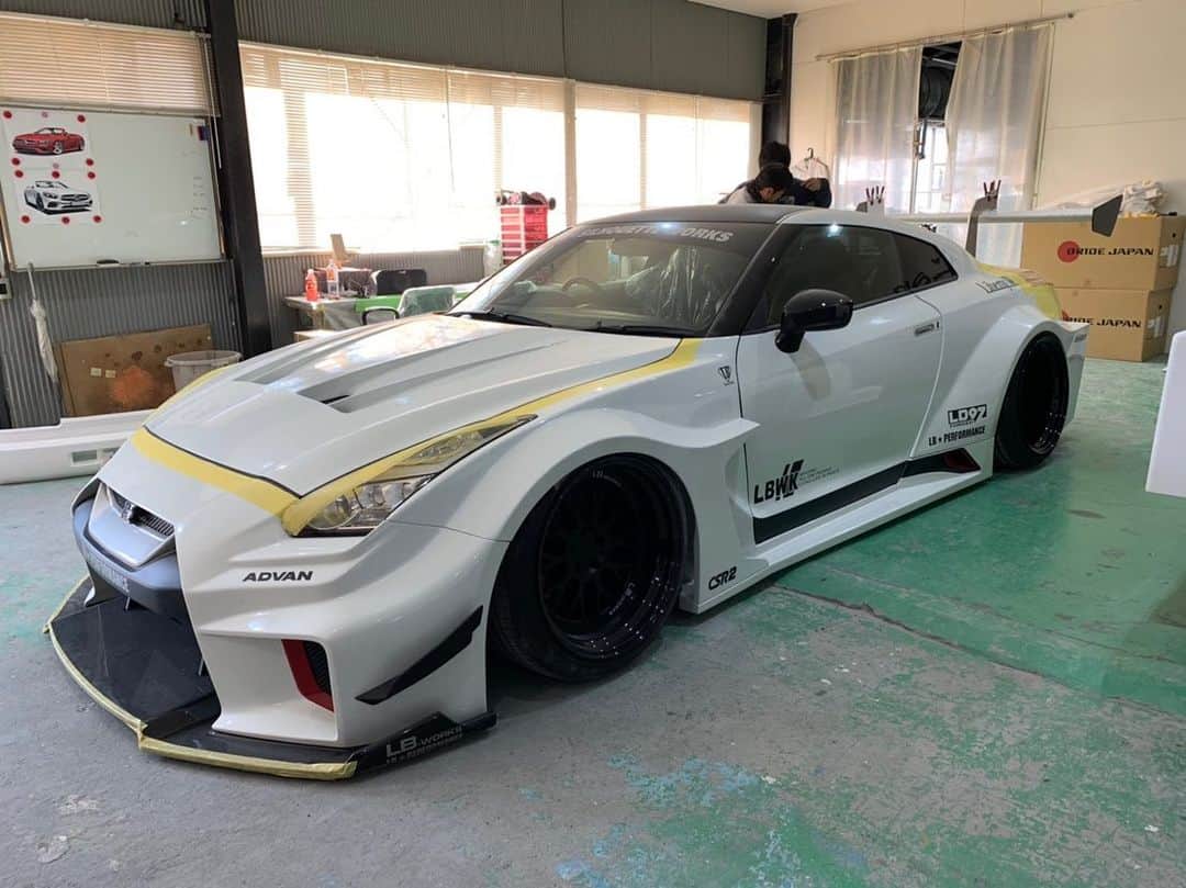 のインスタグラム：「Libertywalk自由に歩く！！！ LB★シルエットWORKS NISSAN GTR R35RR NEW WING V2🙂  @libertywalkkato  @nissanjapan @nissan @hirosta92  #libertywalk#libertywalkkato#リバティーウォーク#lbworks#nissan#nissangtr#日産#ニッサン#gtcar#gt300 #lbシルエットWORKS#fiexhaust #airrexsuspension #ltmw#goodwoodfos#yokohamatire #ld97forged #japan#crisbrown #hks#大阪メッセ#libertywalkeu#lb東京」