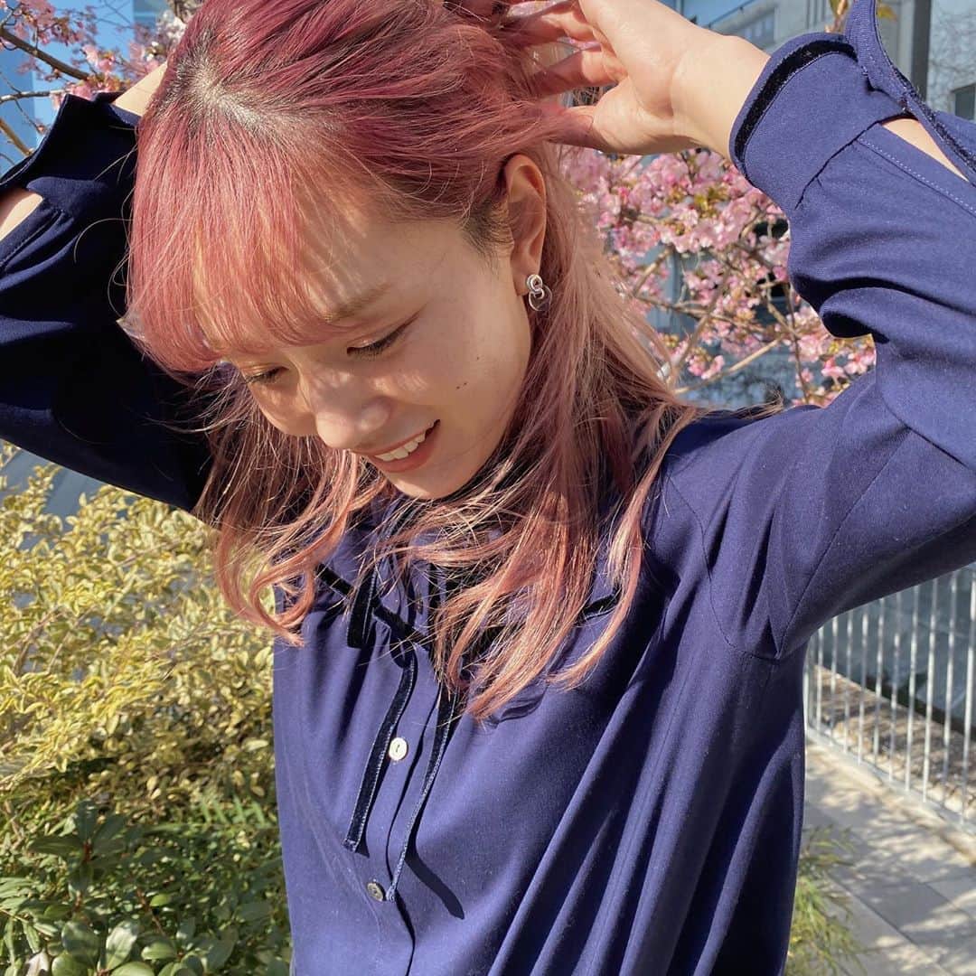 目見田早弥子のインスタグラム：「| 🦋 今日 新しい洋服と新しいピアス ⠀ 自分の笑顔みてここまで歯並びがそろってきたことに驚き。 元々そんなに悪いわけではなかったのだけど 前歯が真っ直ぐじゃないことが悩みで 去年インビザライン矯正をスタートしました。 私はまず19個だったかな、それを終えて まだ入る(揃う)なぁと自分も先生も思ったので プラスして今5個目です。 プラスした分は14個くらいあるけど 途中で揃ってくると思うのでそしたら終了でとのことです🙏🏻 私が通っているのは @tbdc_ginza です◯ いつも娘連れですが本当に優しくしていただいて 通うのも苦じゃないです！(そもそも通院回数かなり少ない) 理想の歯並びまであと少し、がんばろう⚐」