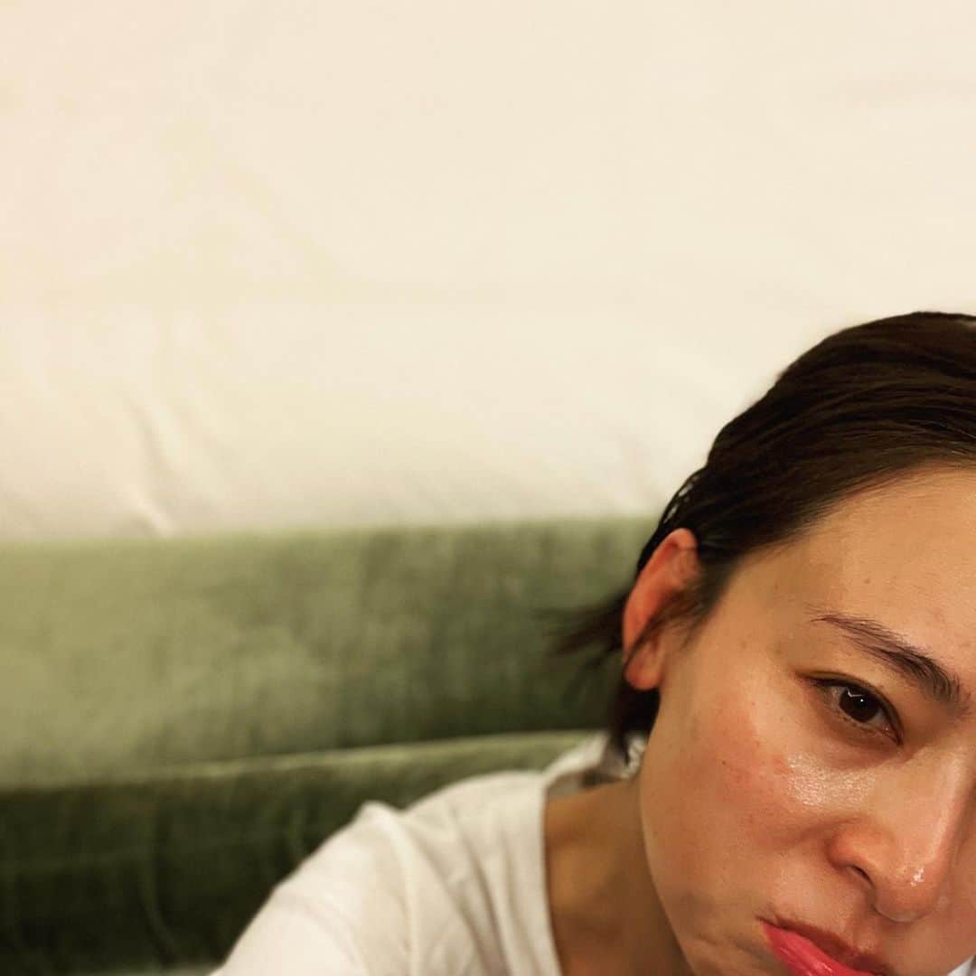 小泉里子さんのインスタグラム写真 - (小泉里子Instagram)「全く進まない原稿と睨み合い… 途中サウナ行ってリスレッシュするも ペディキュアとか塗り始めてるし。 あ〜シミ増えたし。 あー時間が…早い。」2月10日 22時35分 - satokokoizum1