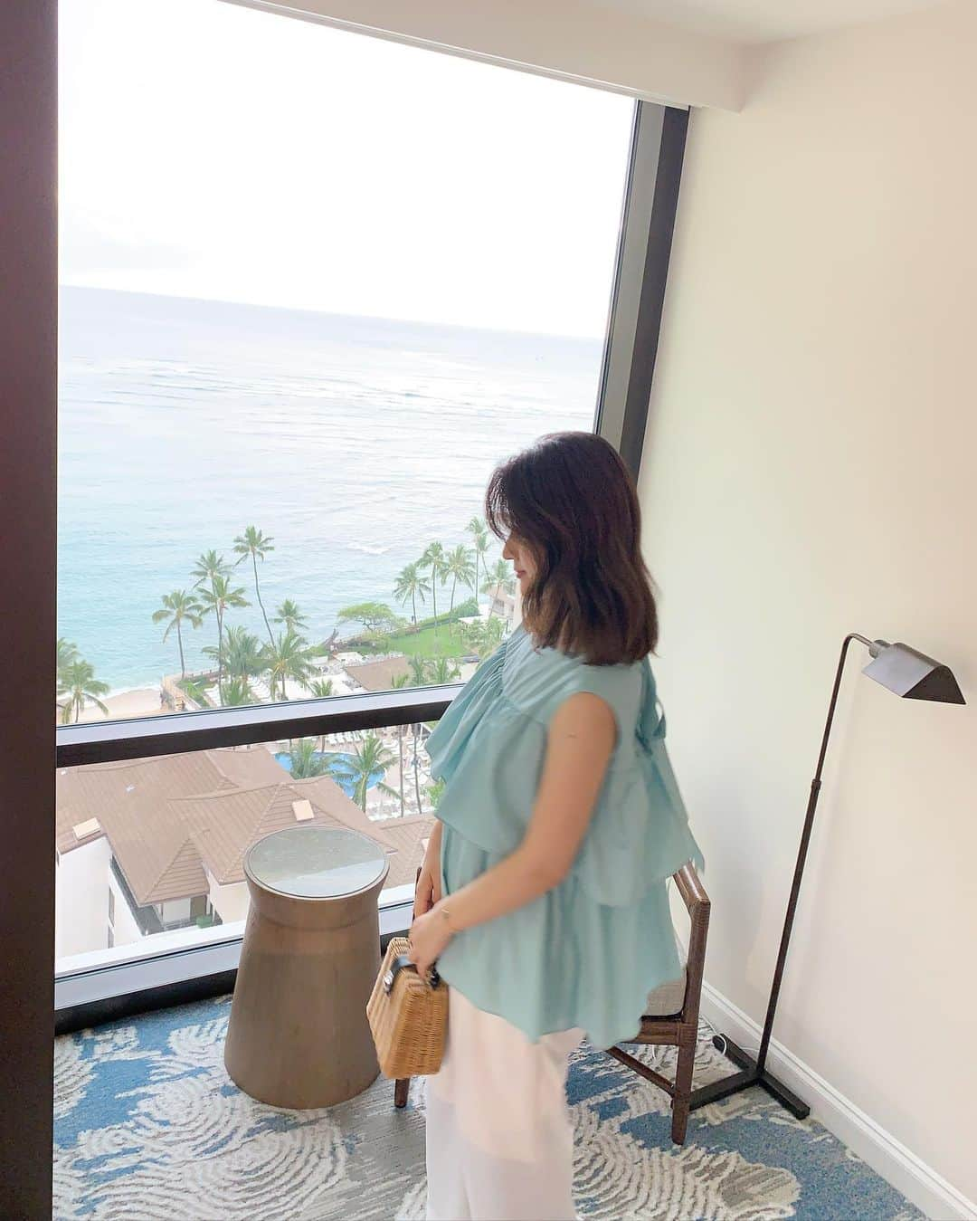 中瀬古ゆきなさんのインスタグラム写真 - (中瀬古ゆきなInstagram)「HawaiiのNewホテル🏨ハレプナ🌺 ・ 憧れのハレクラニの姉妹ホテルで 10月にopenしたばかりのハレプナ！ 1泊だけ宿泊してきました😊💓 ストーリーに載せたらたくさん反響が◎ 話題の人気ホテルなので皆注目してるんだなと実感✨ ・ モダンでクリーンな雰囲気のロビーを抜けて、 お部屋に辿り着くと、、海〜！！❤️🏝 やっぱりテンションが上がります！ （オーシャンビュー最高💕と叫んだ🤣笑） ハレプナは各ホテルが密集しているエリアに あるのですが、サンセットが綺麗にみえる ポジションでしたよ✨ 私が泊まった日は雨は降らなかったものの、 あいにくの曇り空😂☁️ 📷の加工はあまりしないタイプなので ご愛嬌。。💓 それでも景色はとっても綺麗だったので 晴れの日はたまらなく綺麗なのだと思います🧡 ・ お部屋にはアメニティも充実しているし、 広々とした浴槽もついていたので ゆーっくりからだを休めることができました✨ 大理石のバスルームに可愛いバスローブつき🌹 ホテルのサービスも💯で心も満たされた🥰 ハワイに行く方、ご参考までに😊🧡 ・ この日のお洋服は2枚目にタグ付けしてます✌️ ハレプナのお部屋とリンクしたコーデでした🤣🌈 ・ #Hawaii #Waikiki #trip #halepunawaikiki #halepuna #photo #ハレプナ #ハレプナワイキキ」2月10日 22時40分 - yuch1129