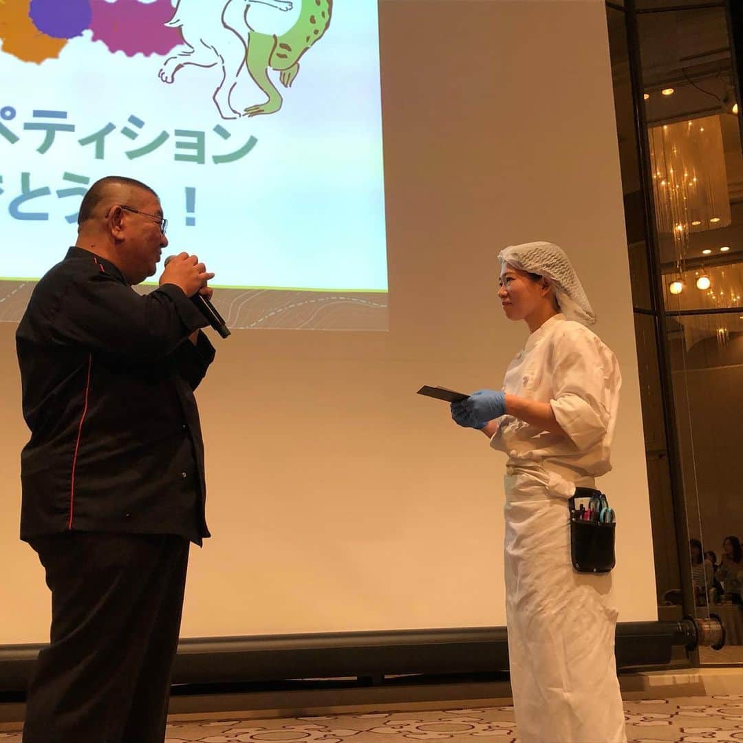 東京マリオットホテルさんのインスタグラム写真 - (東京マリオットホテルInstagram)「2019年度のアソシエイツの活躍を労うアソシエイツパーティーを本日開催いたしました✨ 笑顔の輝いているアソシエイツを「ベストスマイル賞」として投票で選んだり、若手キッチンスタッフによるフードコンペティションを開催したり、キッチン・サービス・セールス&マーケティング・管理など部署の垣根を超えてアソシエイツ同士の交流の場となりました。 2020年度も、「ONE TEAM」として東京マリオットホテルは皆様の心に残る旅をお届けしてまいります✈️ 皆様のお越しをアソシエイツ一同お待ち申し上げております😉 #tokyomarriott #東京マリオットホテル #letyourmindtravel #marriott #marriottbonvoy #marriotthotels #マリオット #ホテル #traveltokyo #tokyo #hotel #東京 #marriottbonvoymoments」2月10日 22時50分 - tokyomarriott