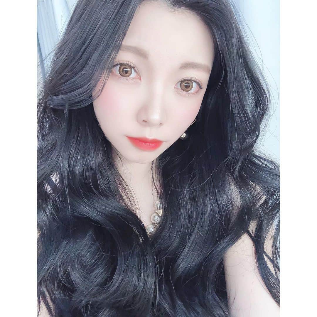 野崎夏帆のインスタグラム：「最近とてもちゃいろくしたい気分🥱﻿ ﻿ ﻿ #すればいいやん﻿ #いつの間にか黒髪安定﻿ #ギャル時代だったら反省黒髪wってなってた﻿ #一応黒髪ではなくブルーブラックなのよね﻿ #ネオ黒髪」